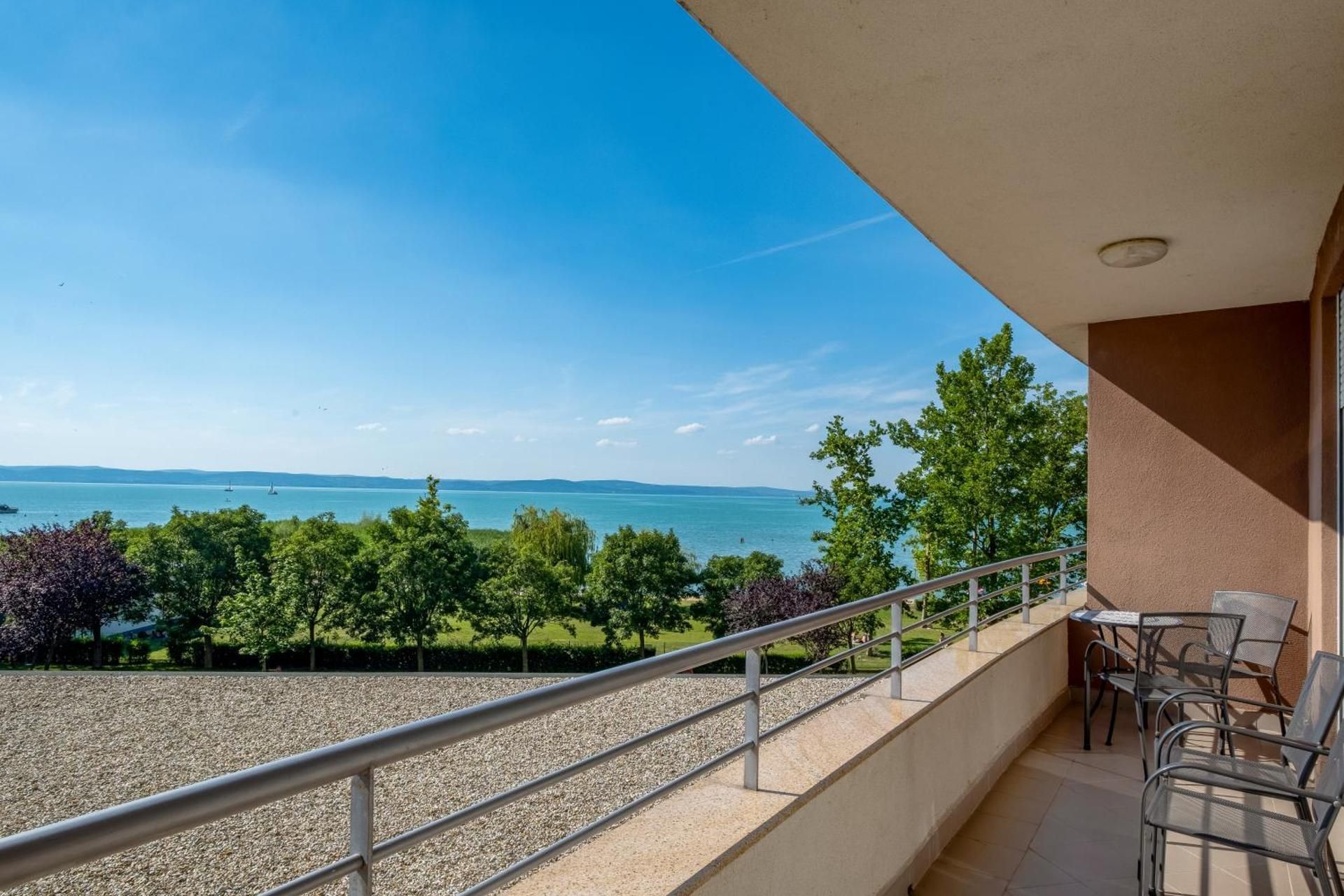 One-Bedroom Apartment with Lake View