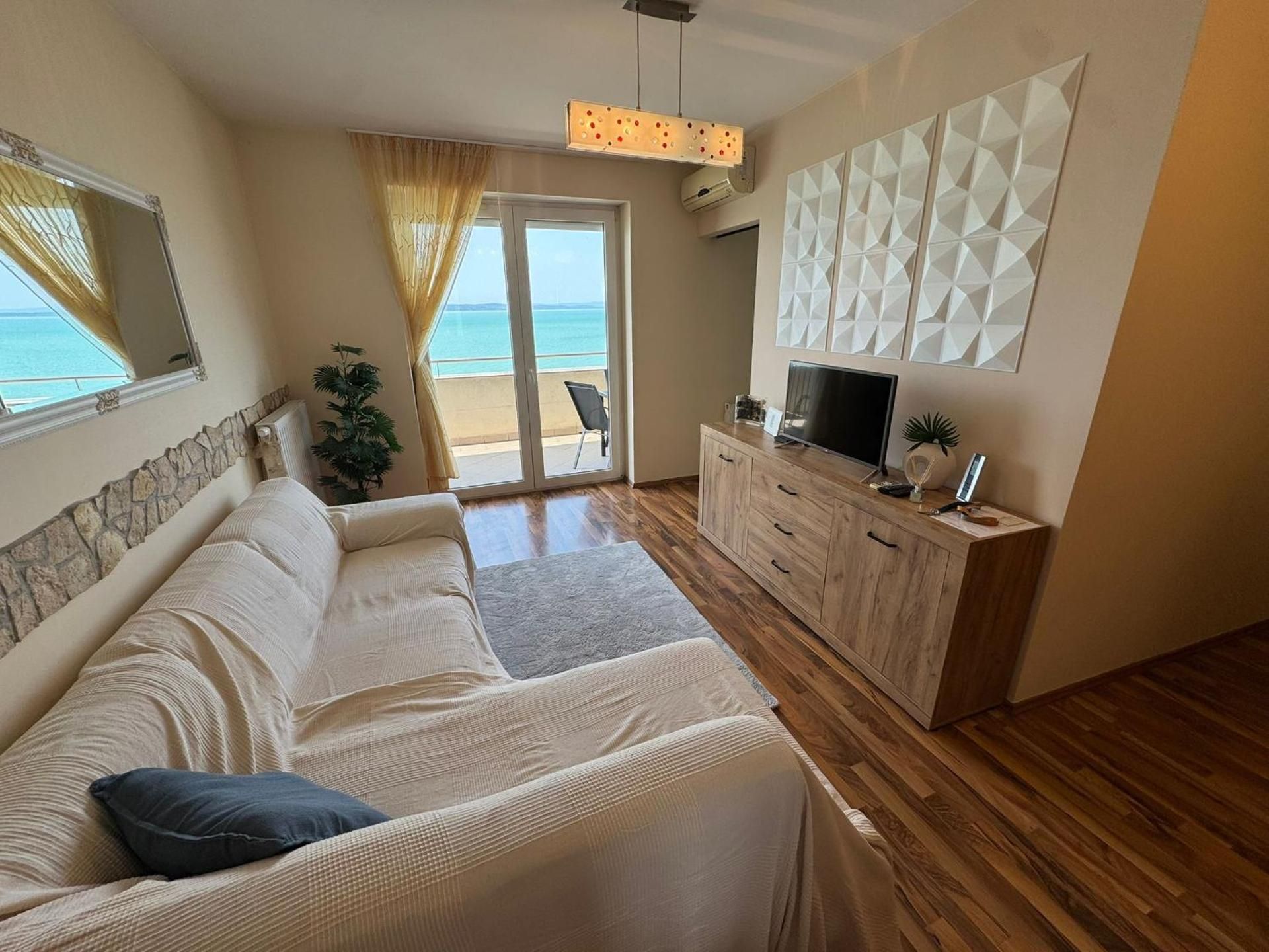 Apartment with Lake View