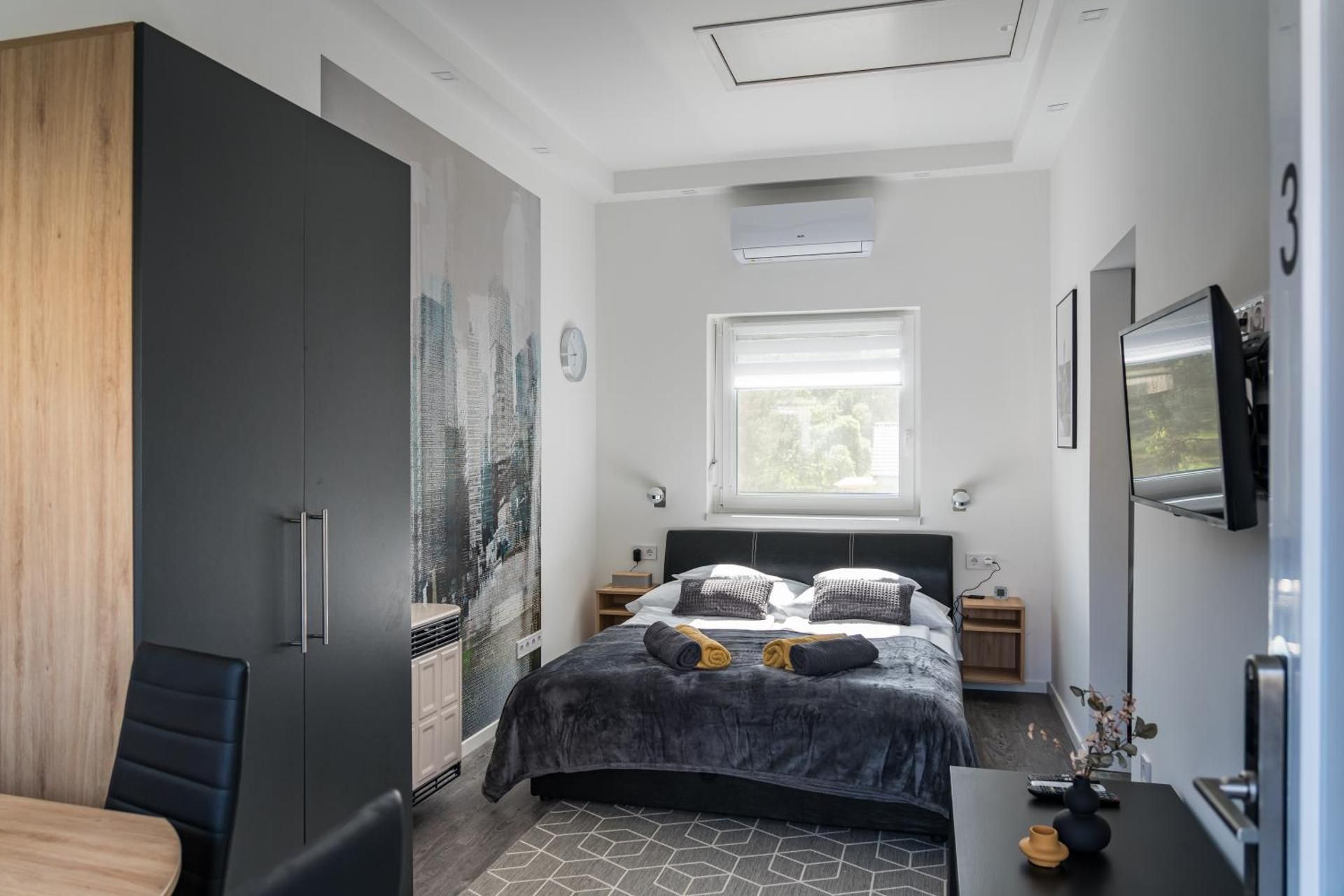Studio Apartment with Queen Bed
