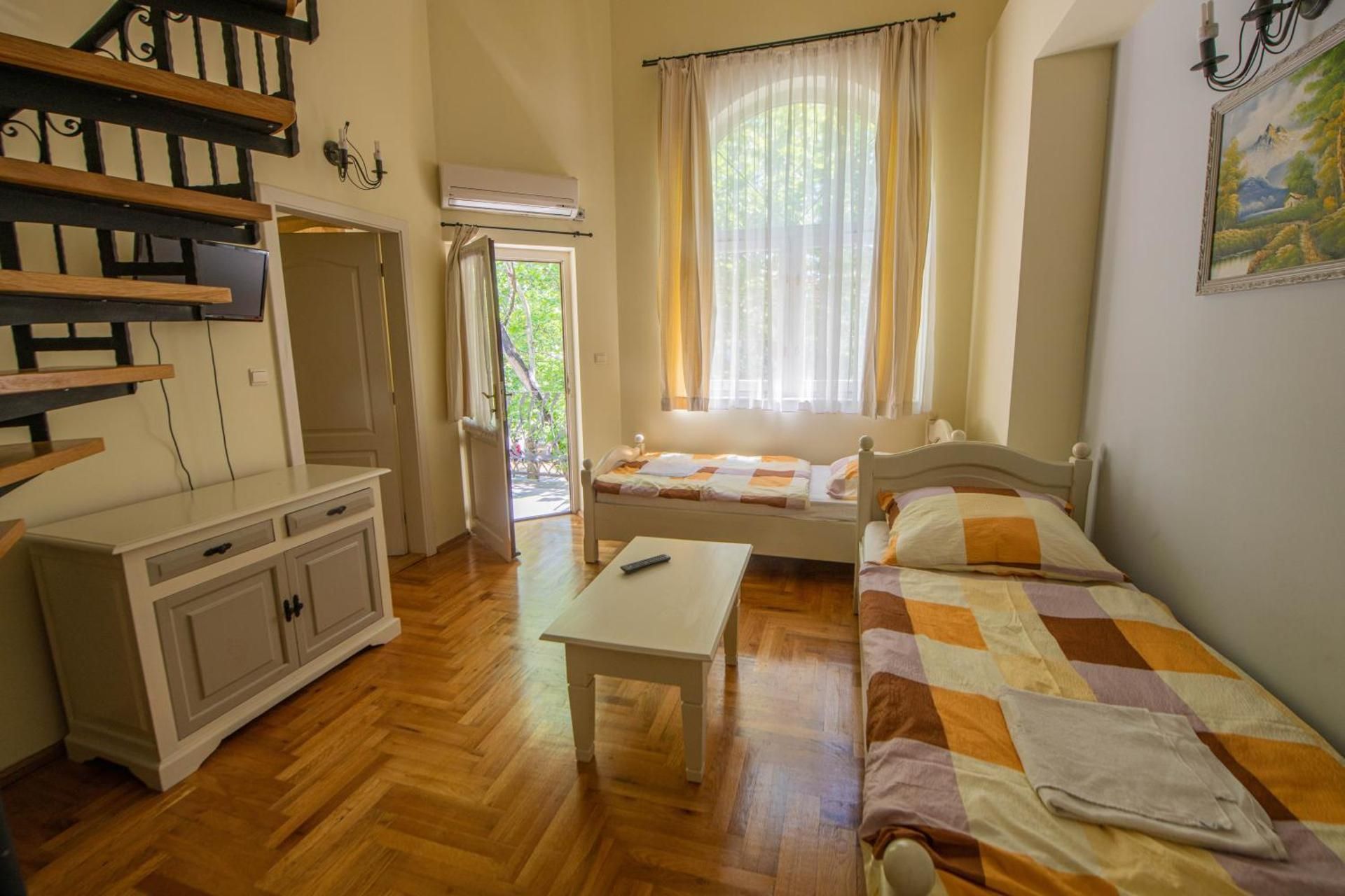 Apartment (6 Adults)