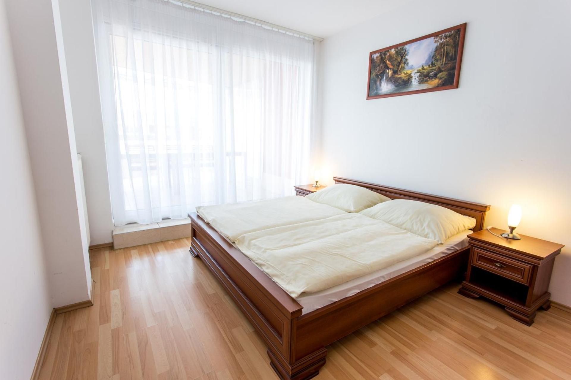 Two-Bedroom Penthouse Apartment with Lake View and Balcony