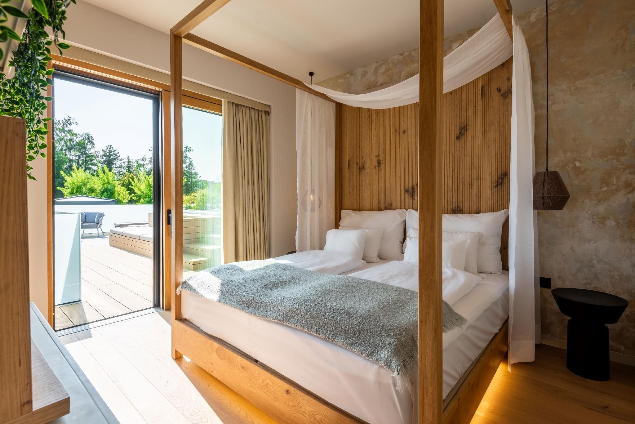 Suite with Hot Tub - Non-Smoking