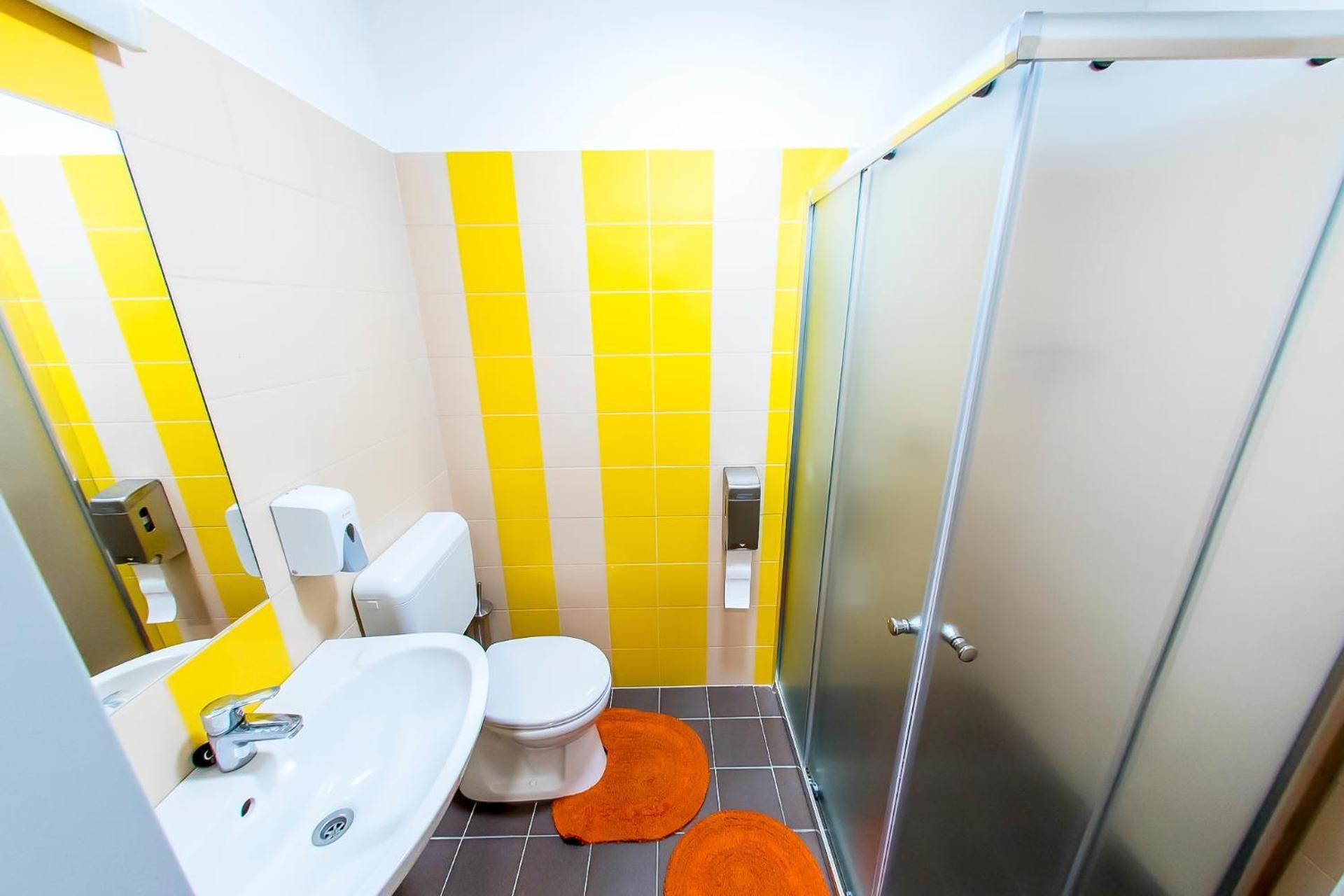 CVSE Clubhaz es Panzio Triple Room with Private Bathroom 3