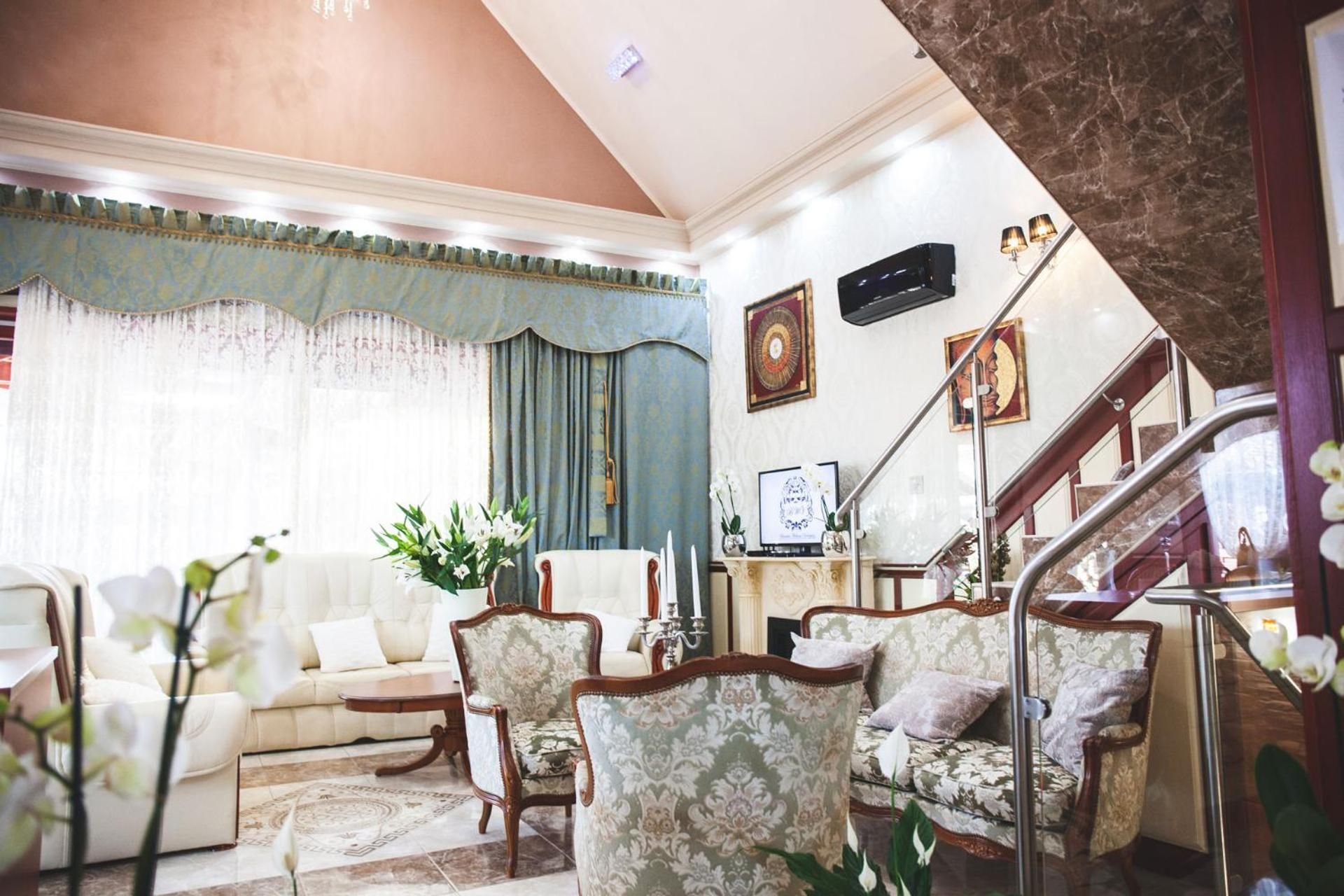 shared lounge/tv area