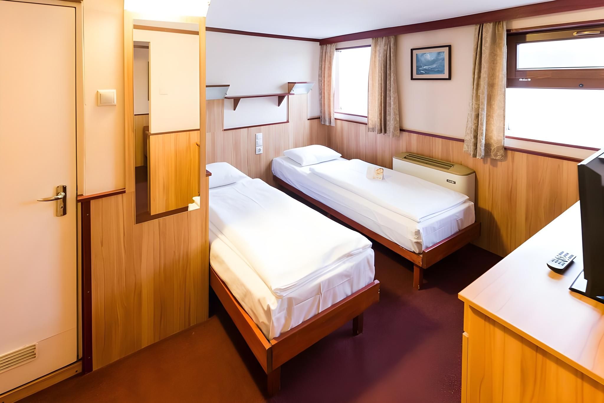 Fortuna Boat River View Quadruple Cabin