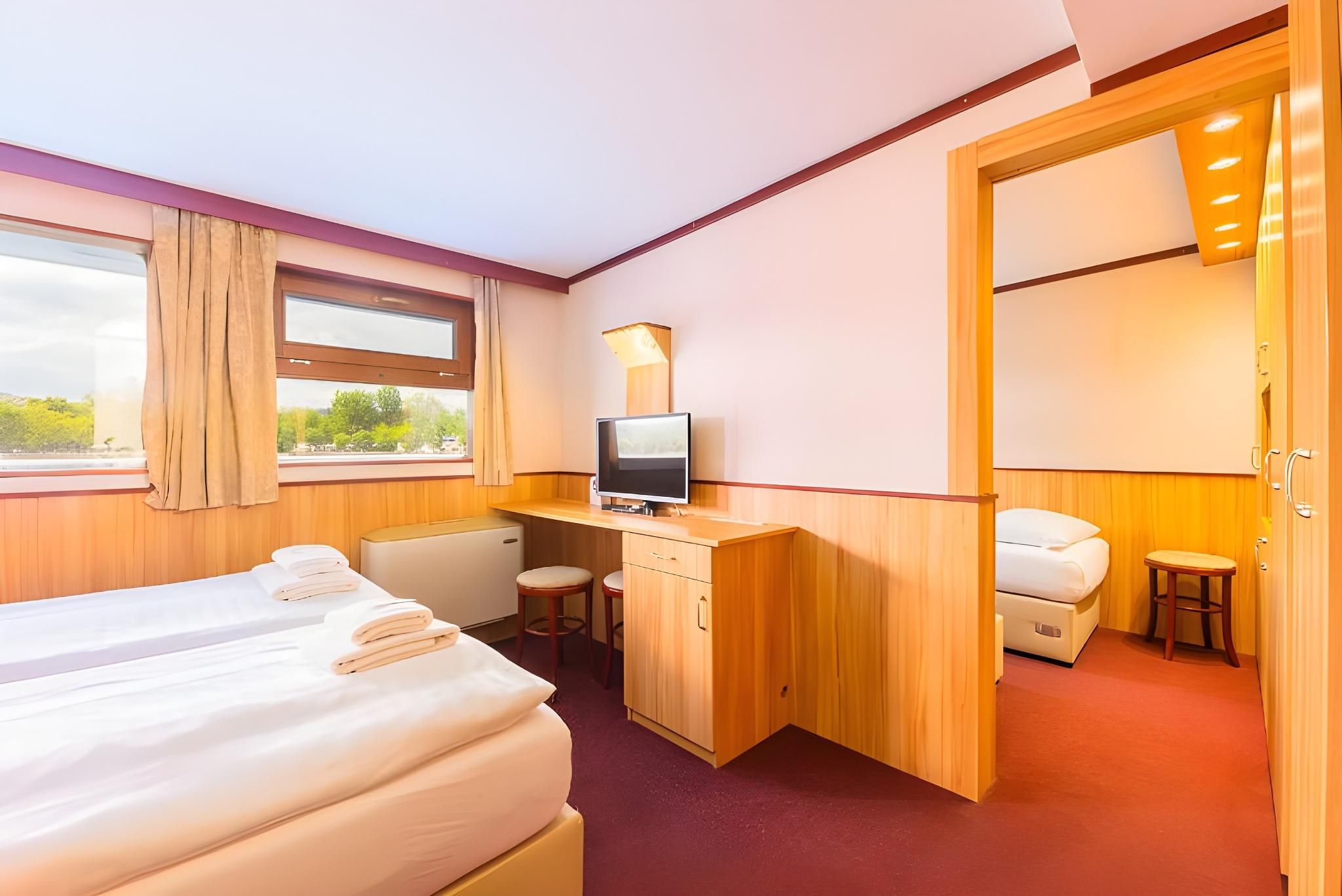 Fortuna Boat Hotel Quadruple Cabin on Boat with River View 2