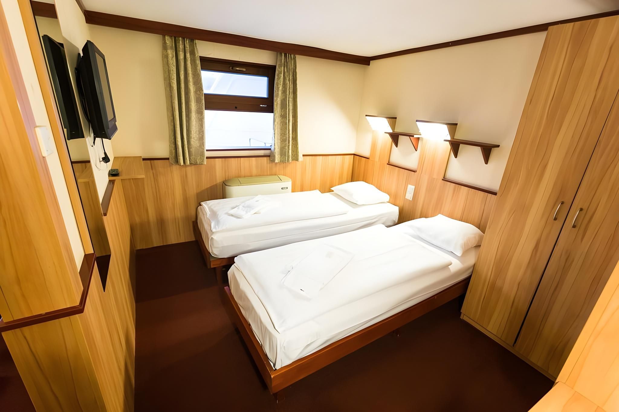 Fortuna Boat River View Quadruple Cabin