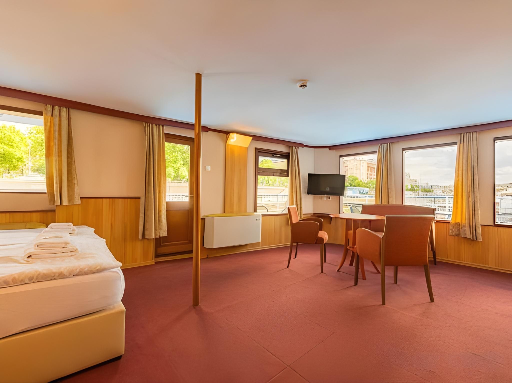 Fortuna Boat Hotel Quadruple Cabin on Boat with River View