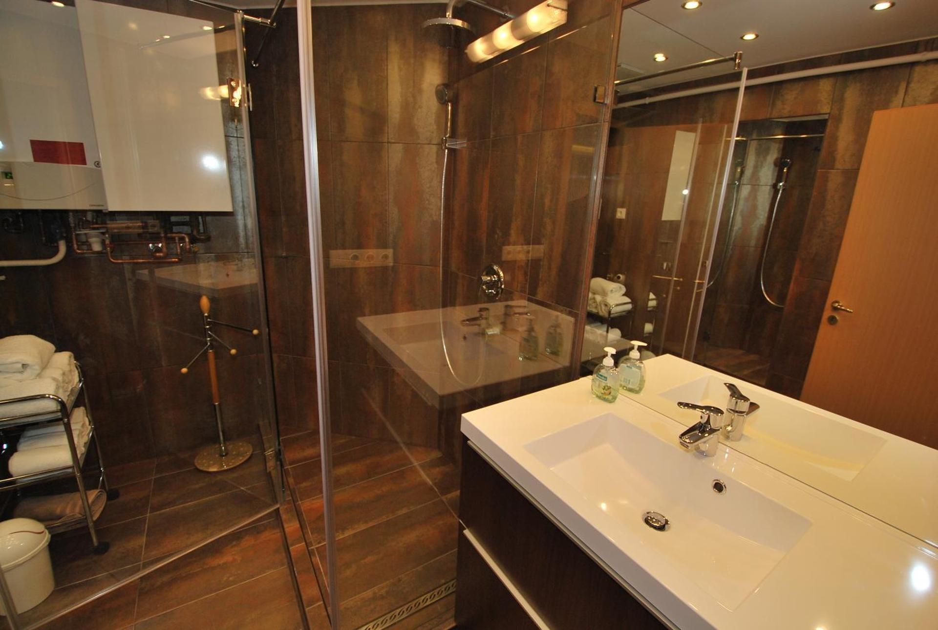 Arpad Bridge Apartments Budapest One-Bedroom Apartment with Terrace and Shower