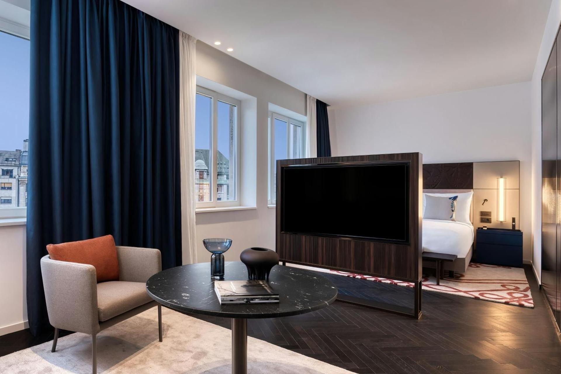 One-Bedroom Contemporary King Studio Suite