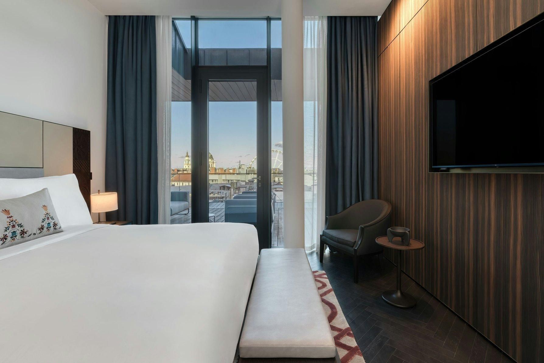 Contemporary Suite, 1 Bedroom Suite, 1 King, Street view, Balcony