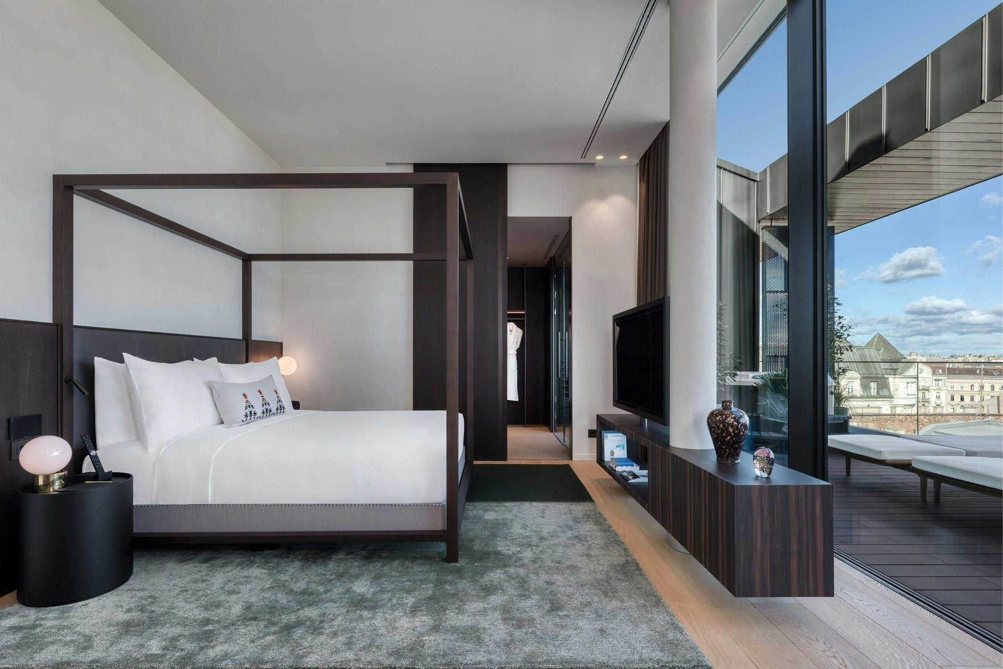 Presidential Suite, Presidential Suite, 1 King, Street view, Balcony