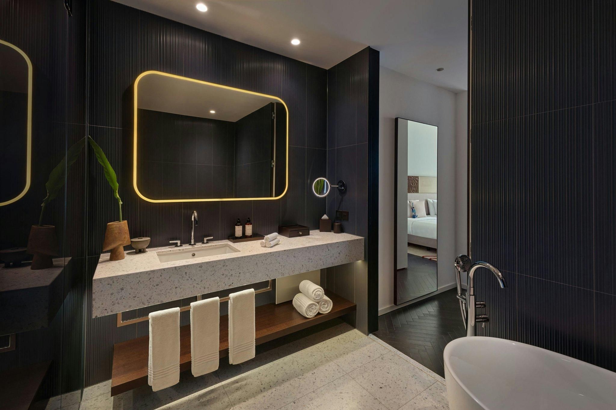 Contemporary Suite, 1 Bedroom Suite, 1 King, Street view, Balcony