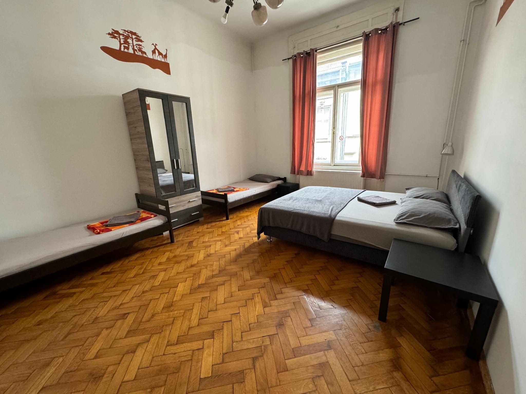 Boomerang Hostel and Apartments 3 Bed Private Room 2