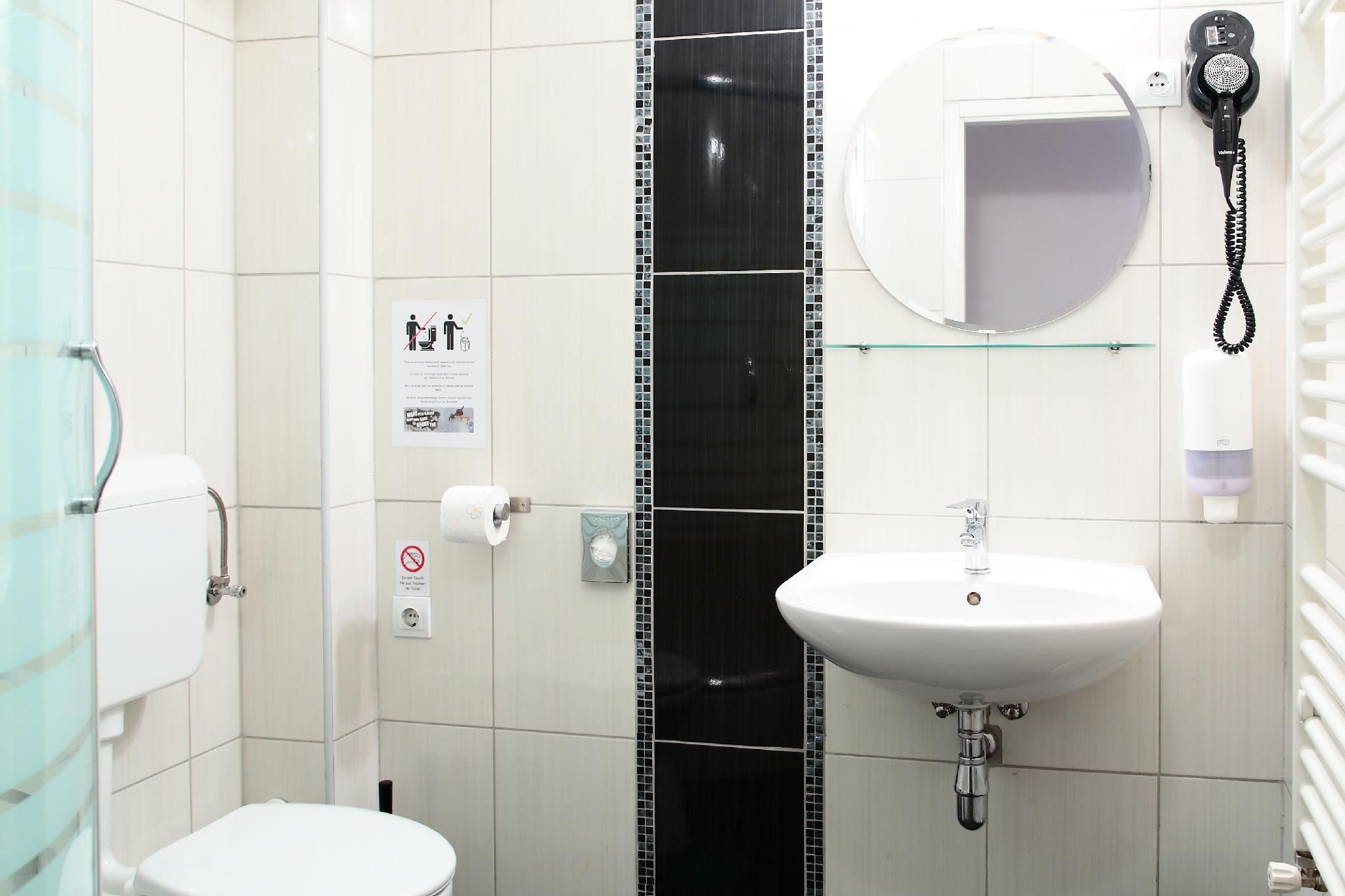 1 Person in 4-Bed Dormitory with En-Suite - Mixed