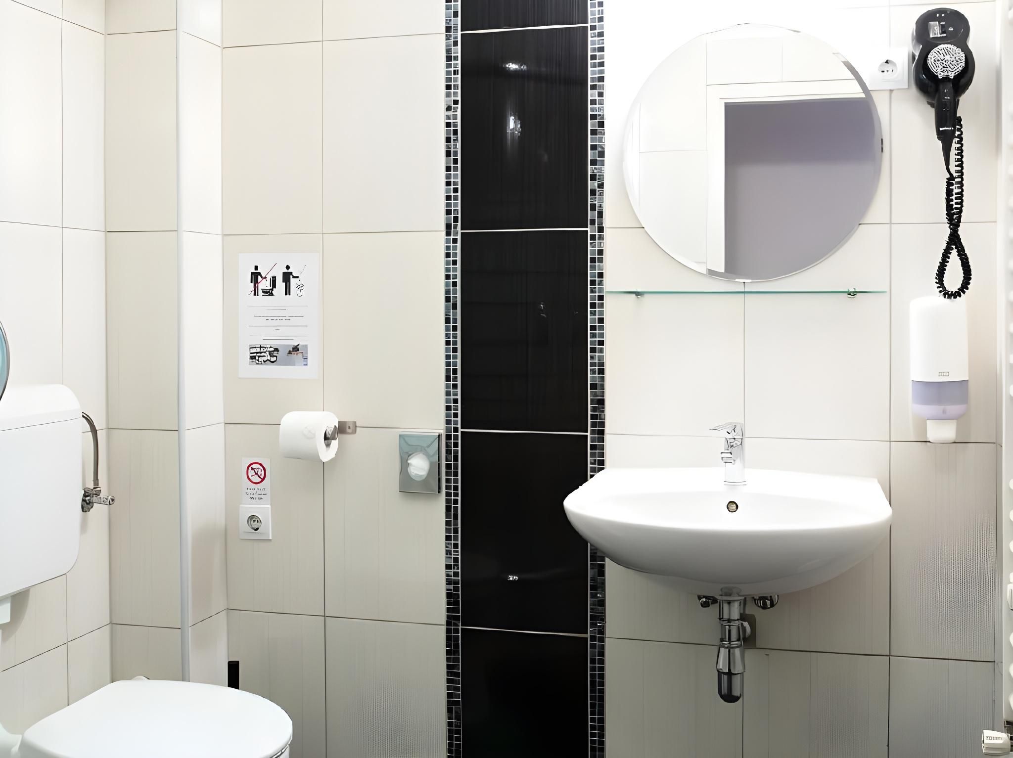 Maverick Downtown Triple Room with Private Bathroom 3