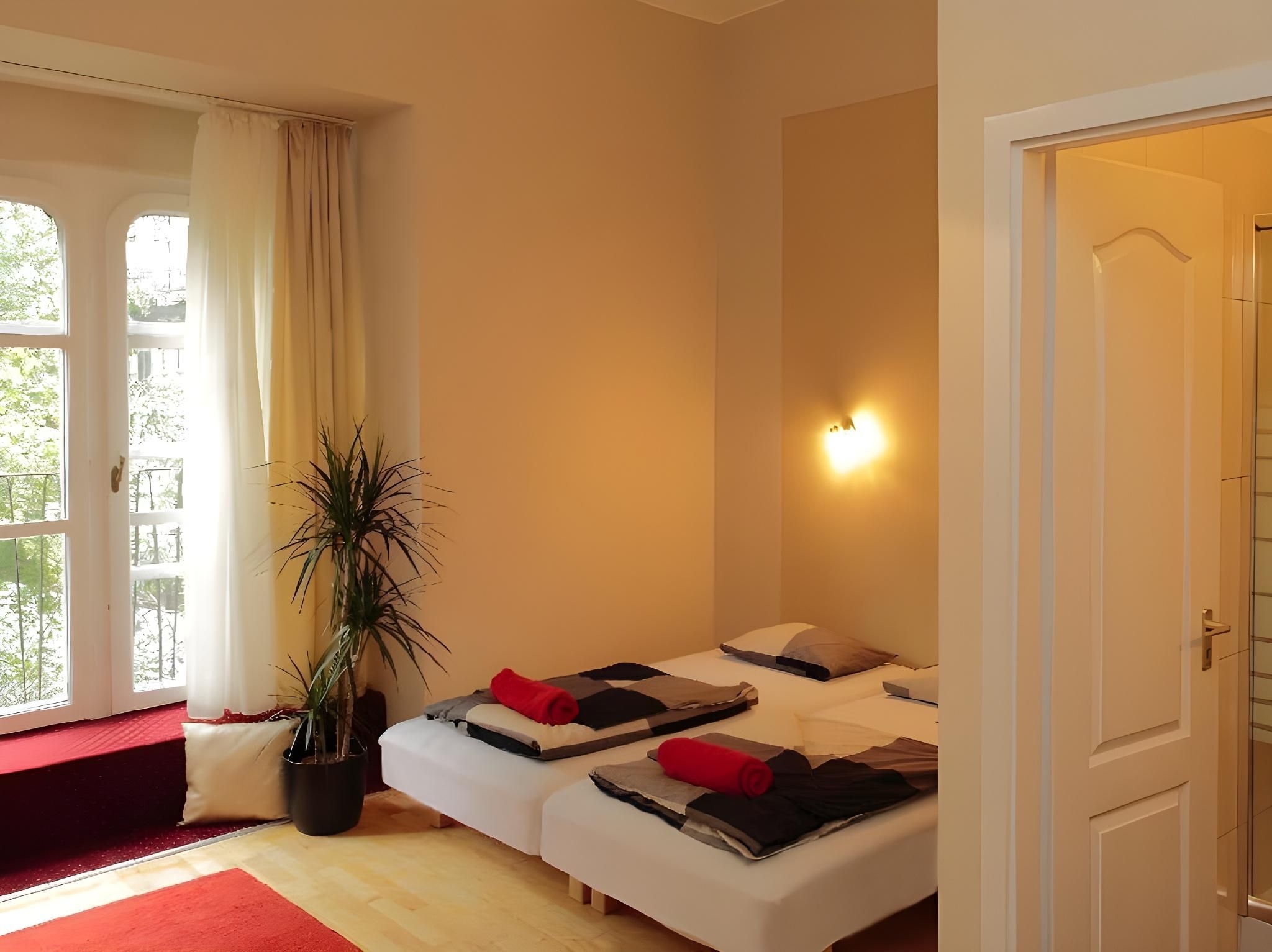 Maverick Downtown Triple Room with Private Bathroom 2