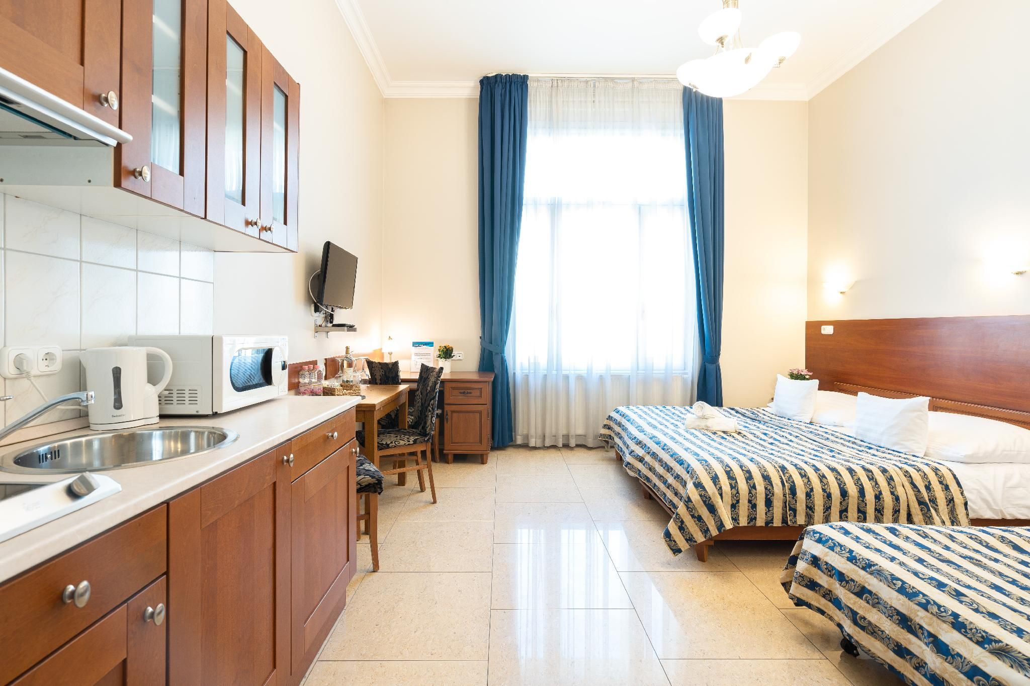 Budapest Panorama Central Executive Suite Whirlpool Bathtub 3