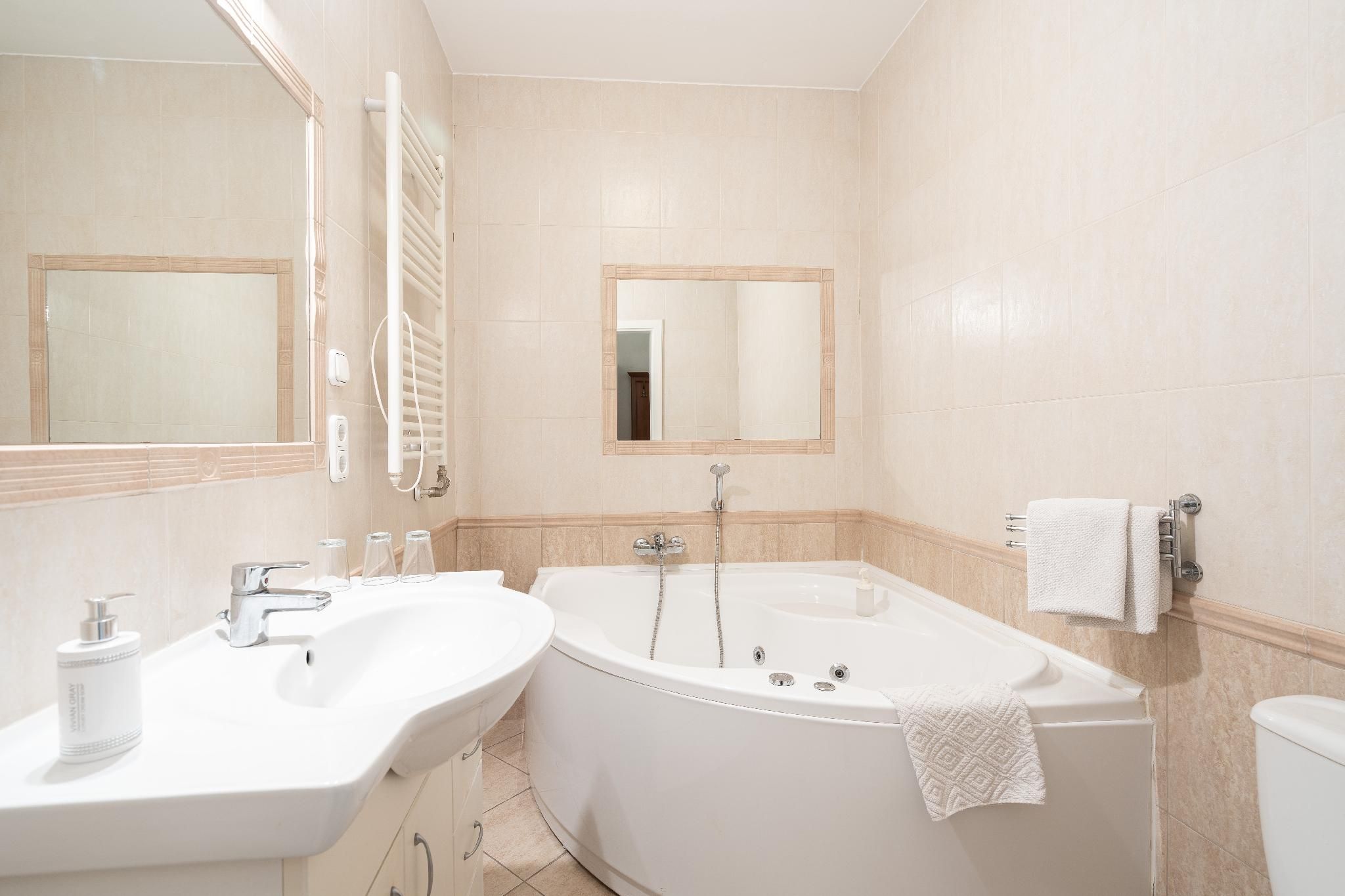 Budapest Panorama Central Executive Suite Whirlpool Bathtub 2