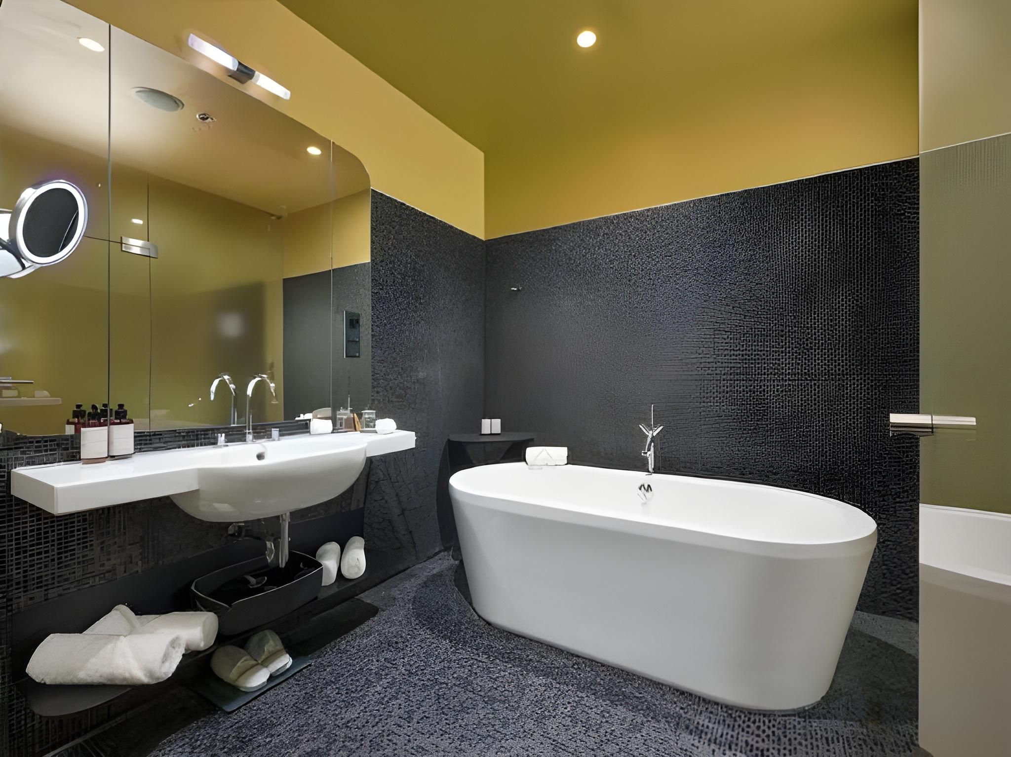 Verno House Budapest, Vignette Collection By IHG 2 Twin Deluxe Accessible Attrium View 3