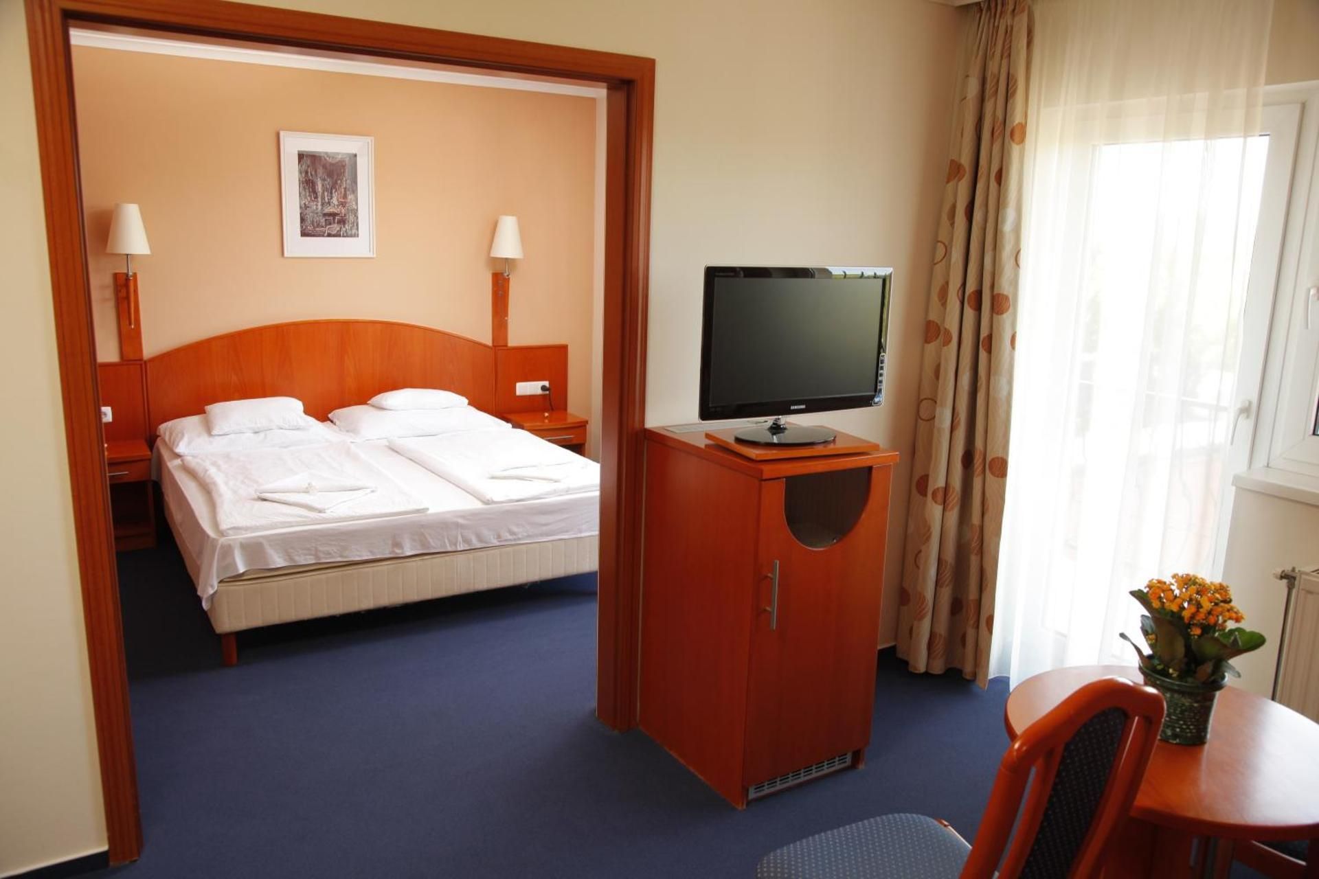 Family Room (2 Adults + 2 Children)