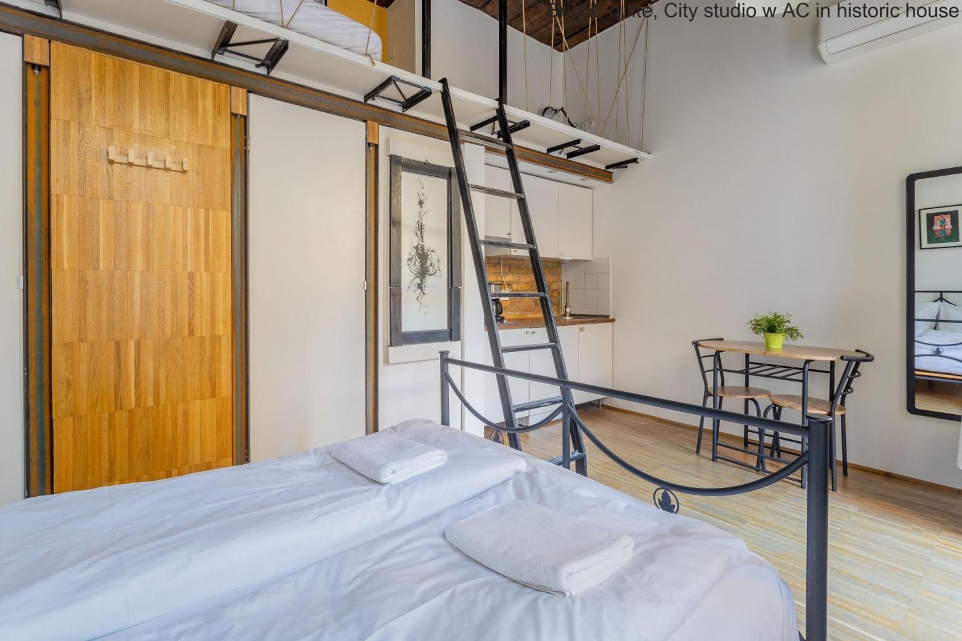 Bright, quite, City studio w AC in historic house