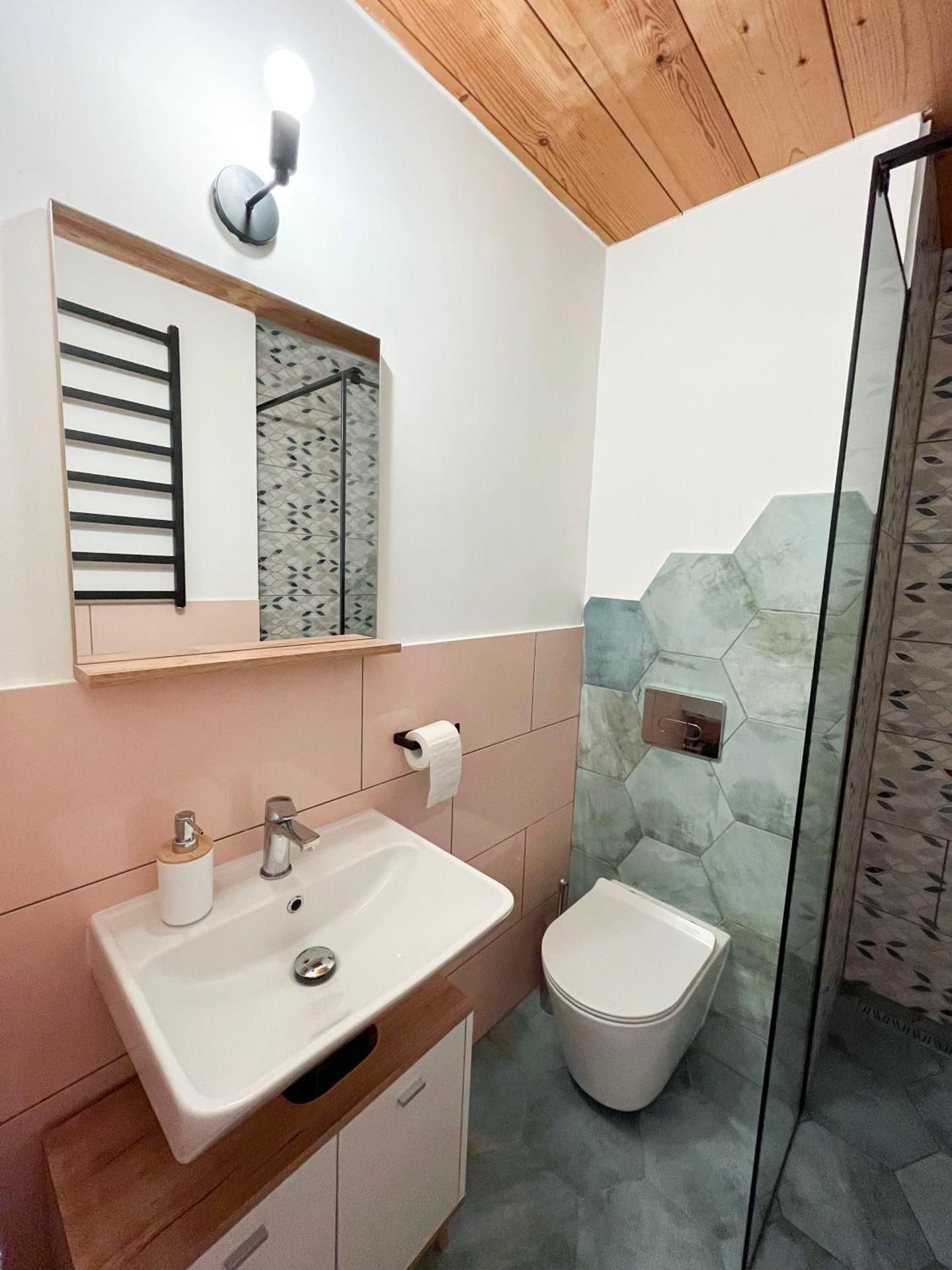 Brody Str 13 Studios Apartment with Terrace