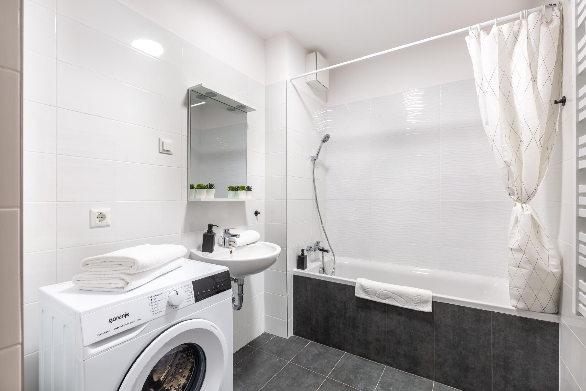 2-Bedroom Deluxe Apartment with Balcony