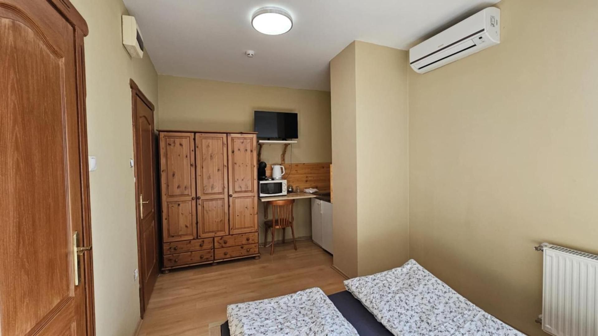 Standard Queen Room