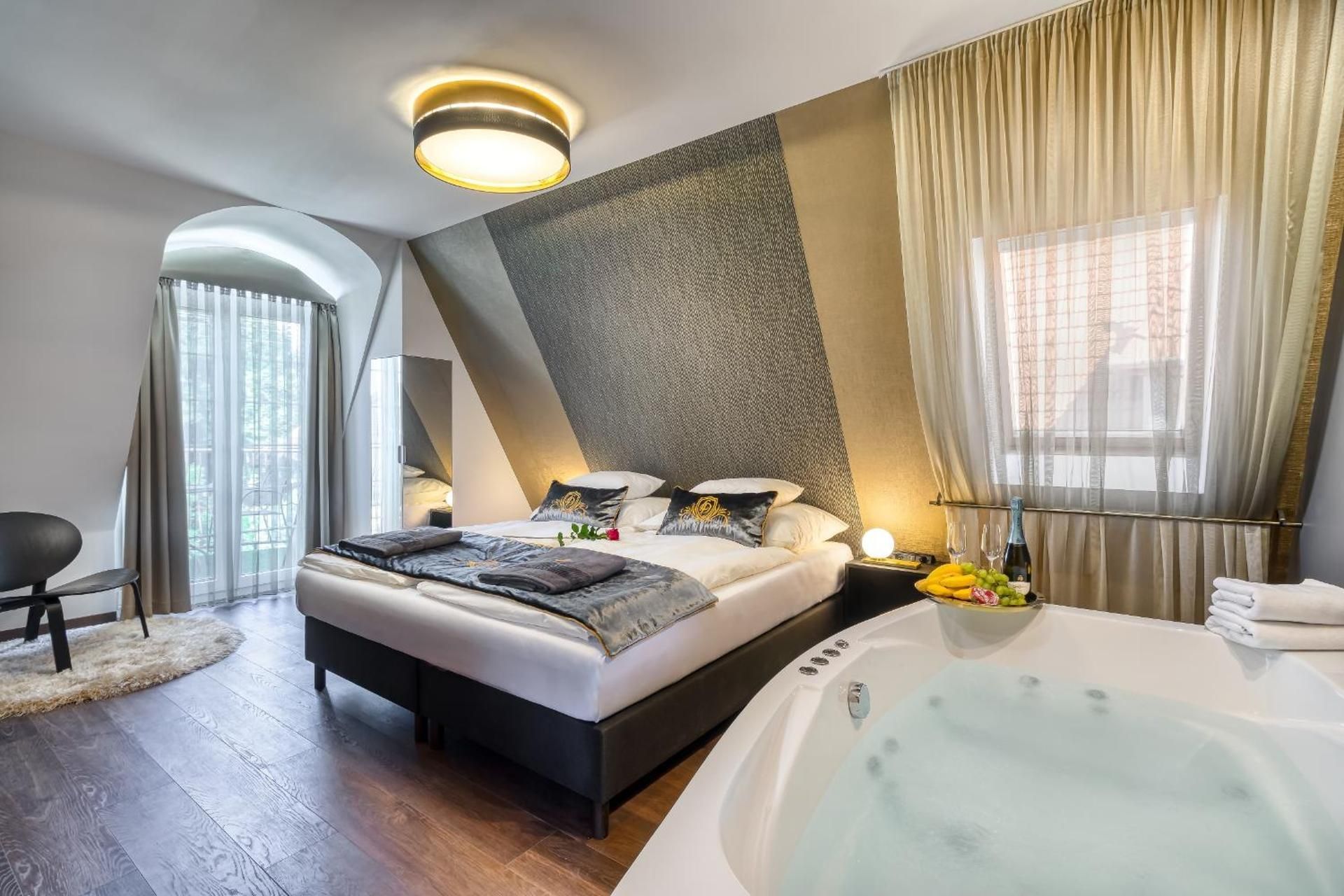 Deluxe Suite with Spa Bath