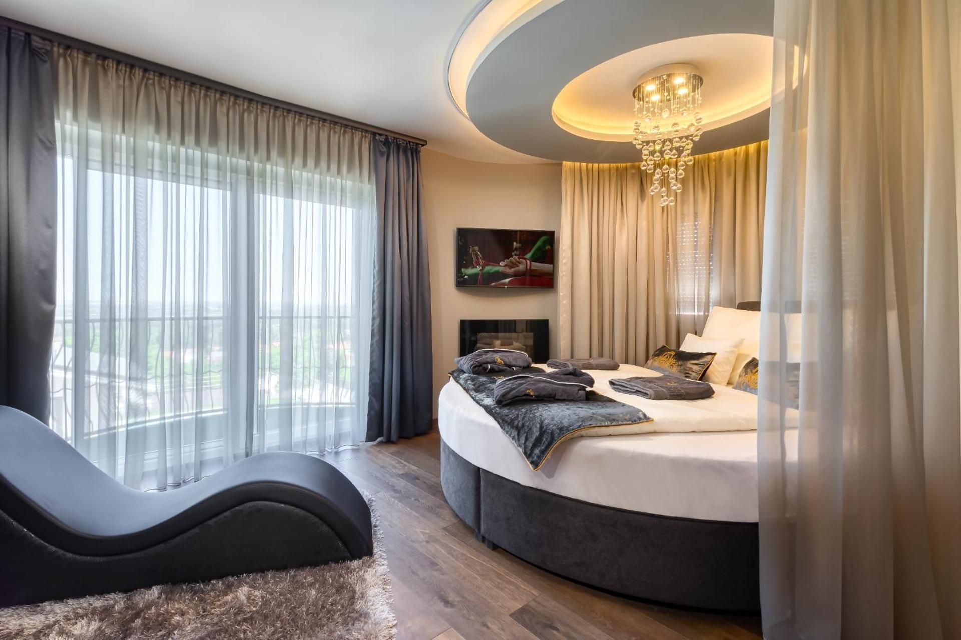 Suite with Hot Tub