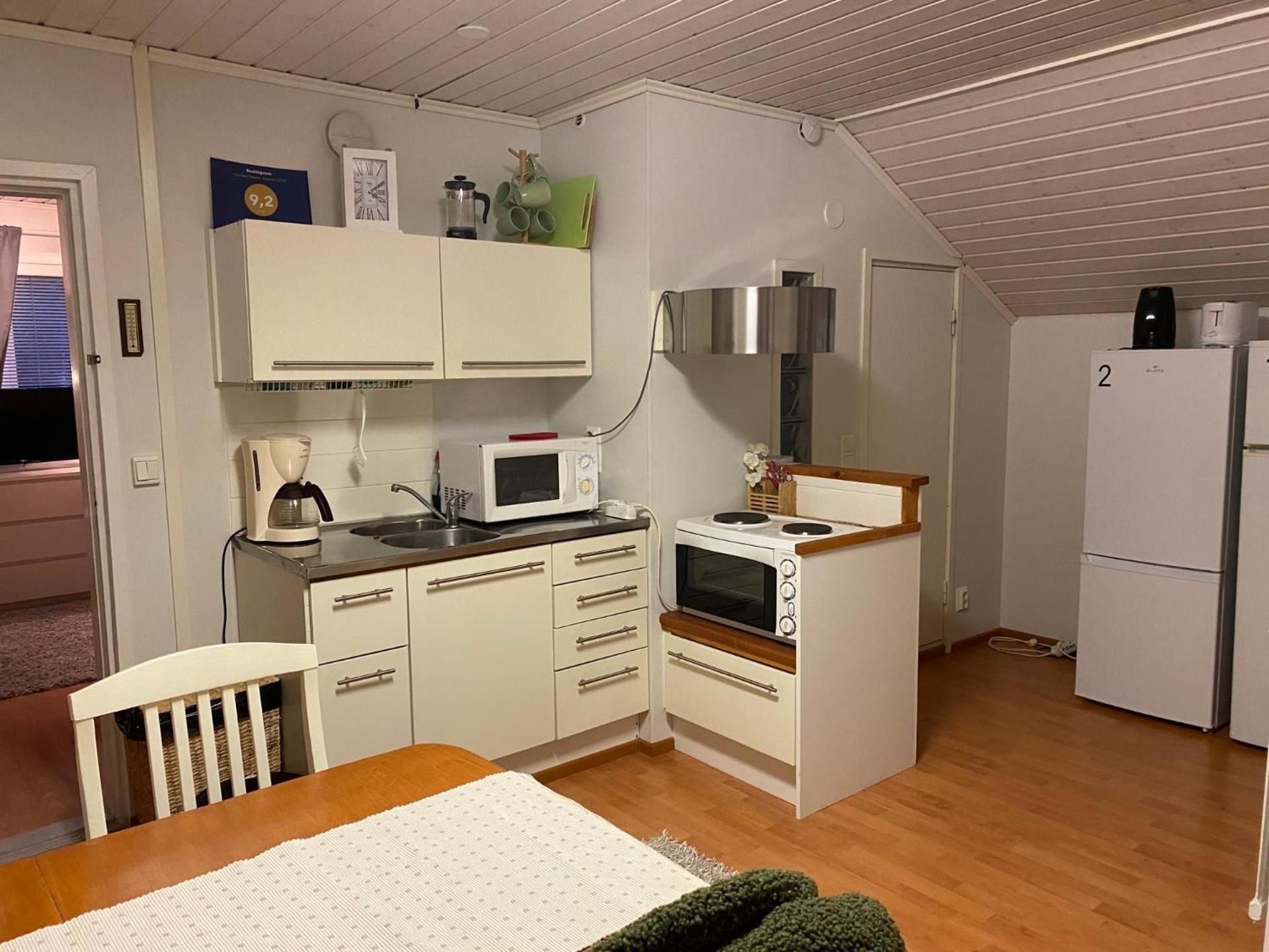 Small Twin Room with Shared Bathroom and Kitchen