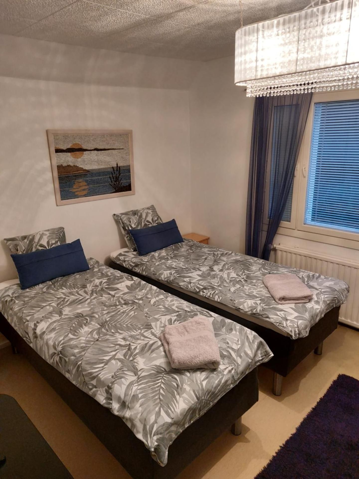 Small Twin Room with Shared Bathroom and Kitchen