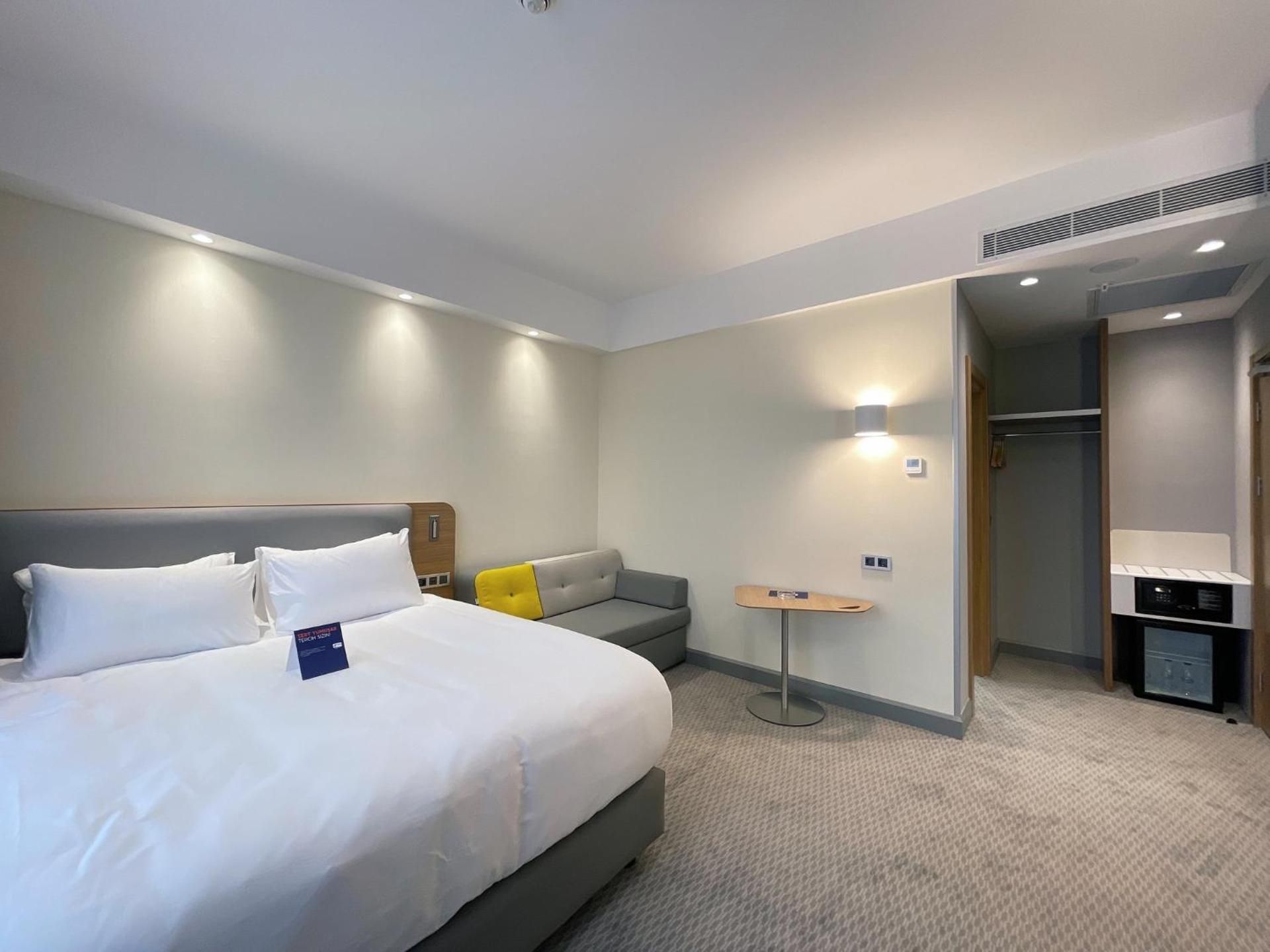Standard Queen Room with Single Sofa Bed - Free Breakfast