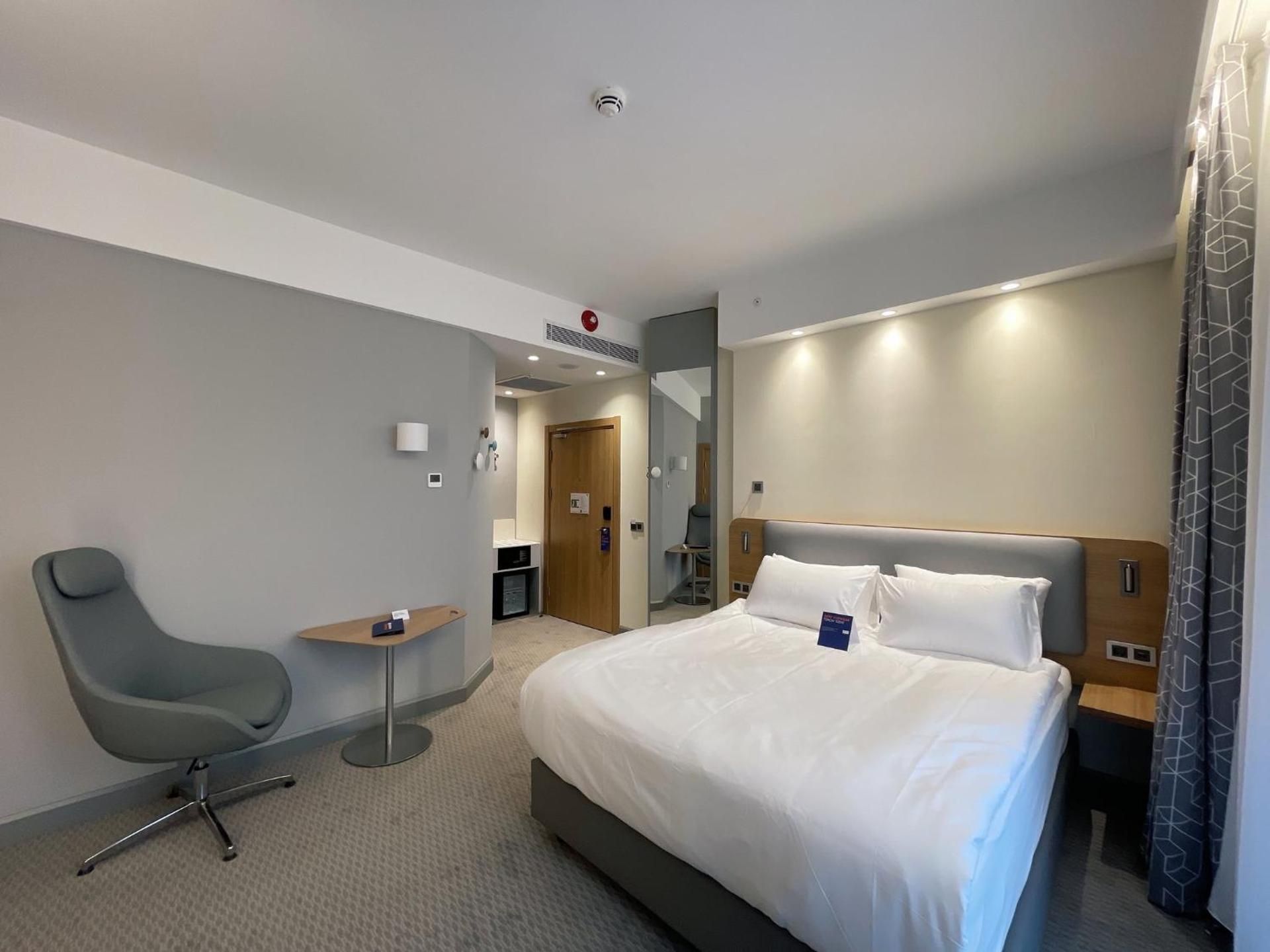 Standard Queen Room - Accessible with Free Breakfast