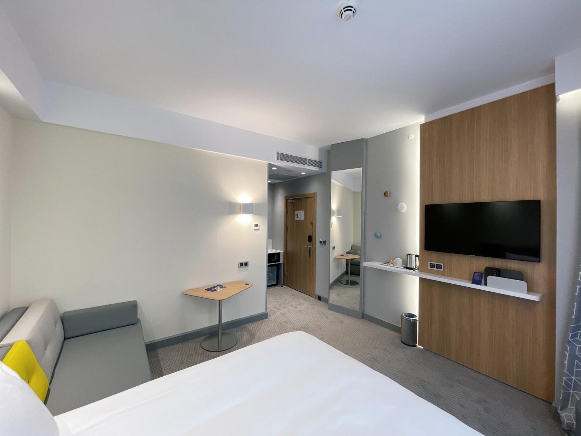 Standard Queen Room with Single Sofa Bed - Free Breakfast