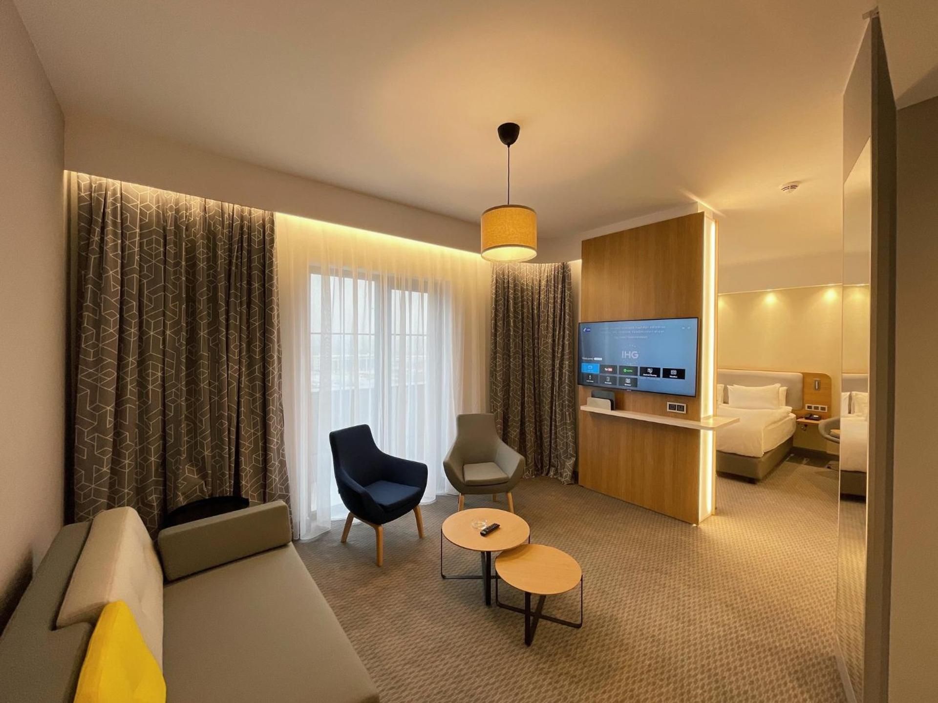 Suite - Free Breakfast