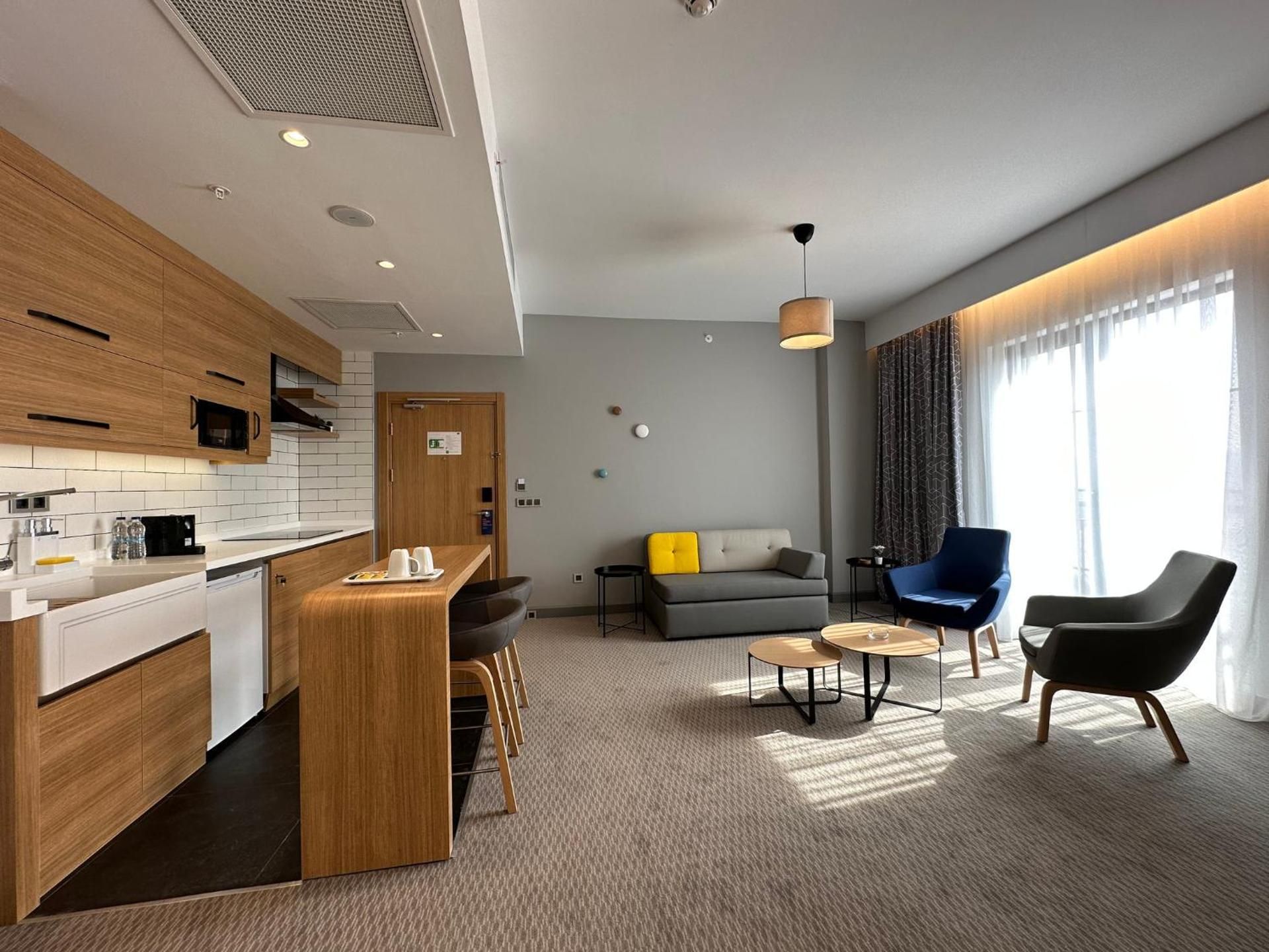 One-Bedroom Suite with Kitchenette - Smoking
