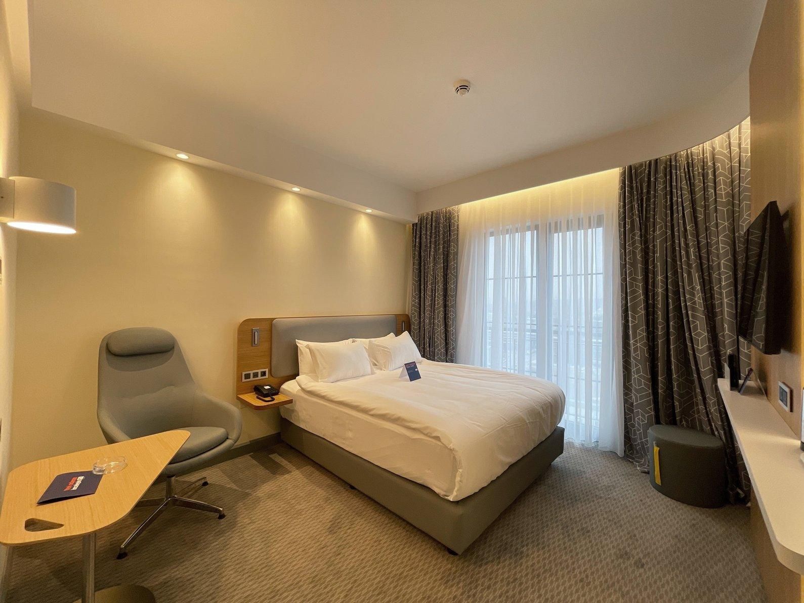 1 Queen Standard With Free Breakfast