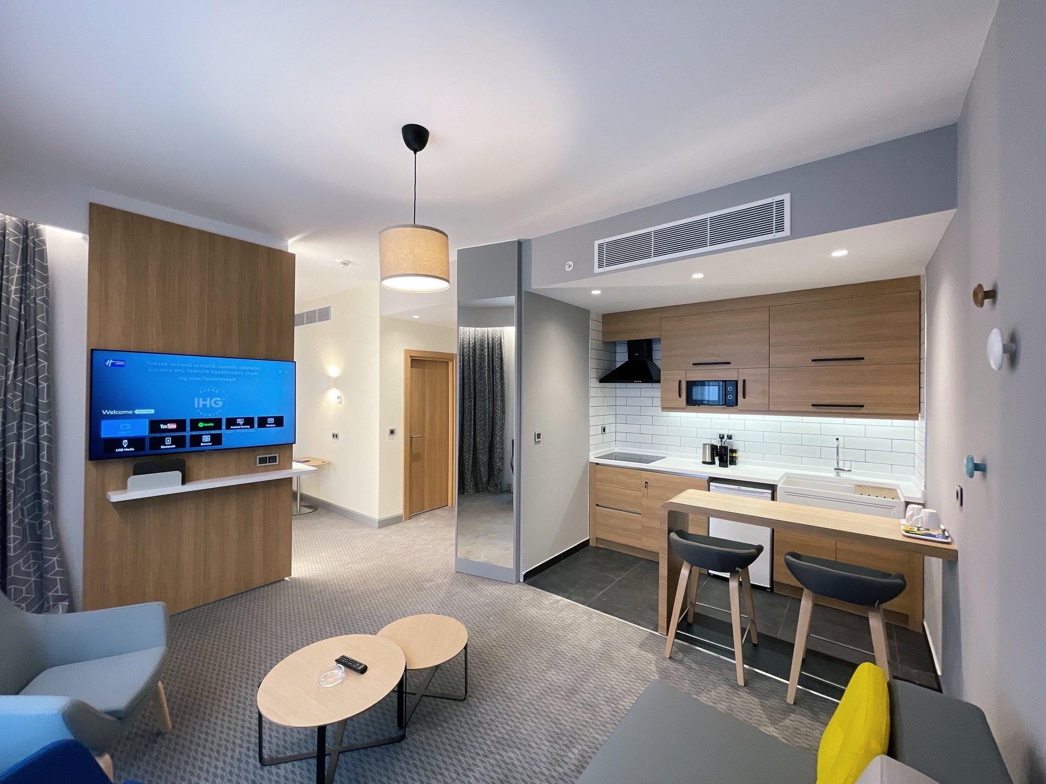 1 Bedroom Suite Dining Kitchenette With Free Breakfast
