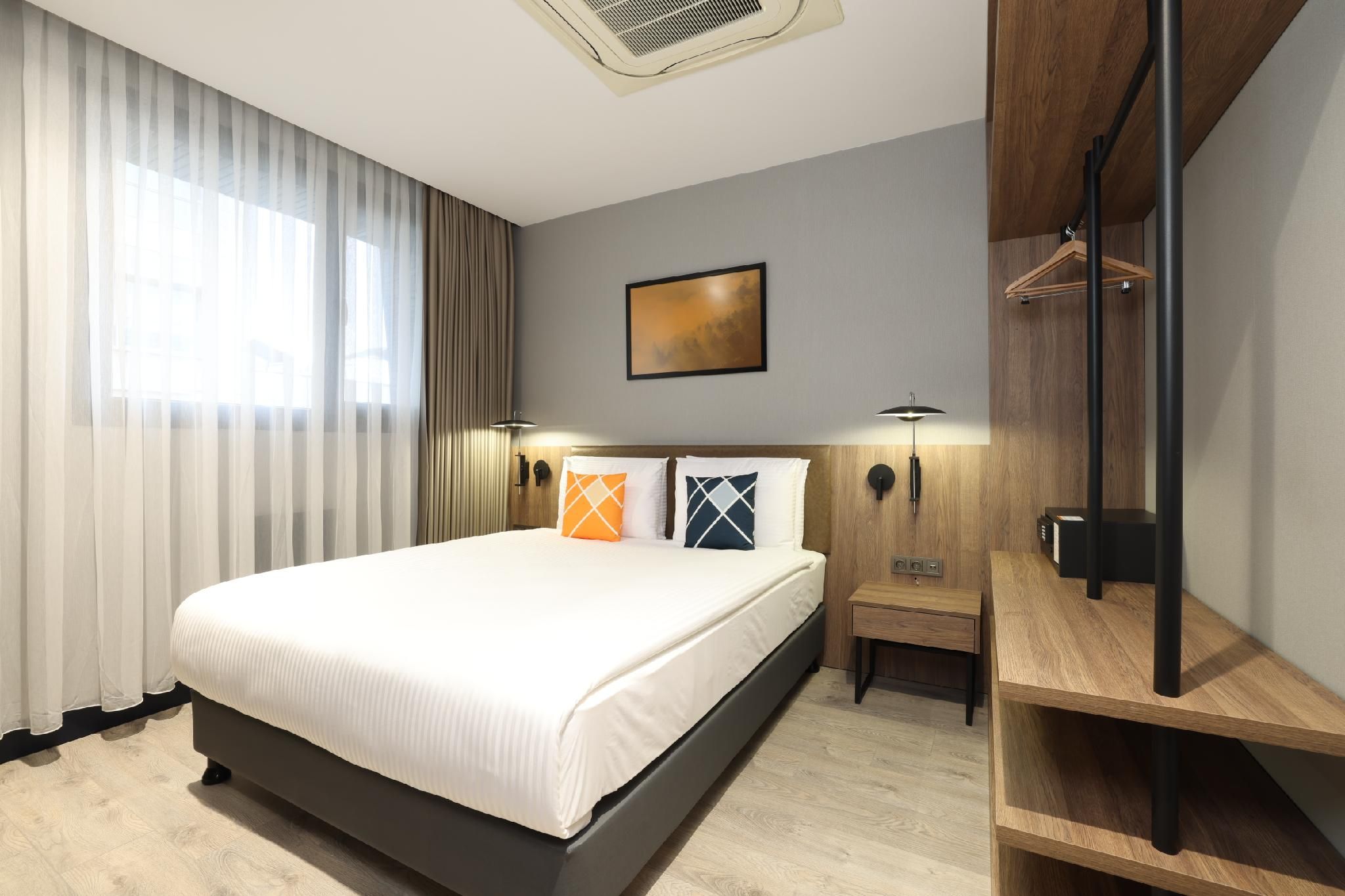 Standard Guest Room, King, Street View
