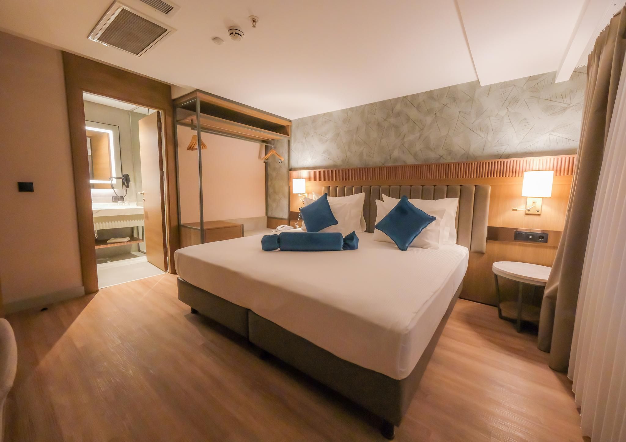 1 King Bed, Standard Room, Inside Hall