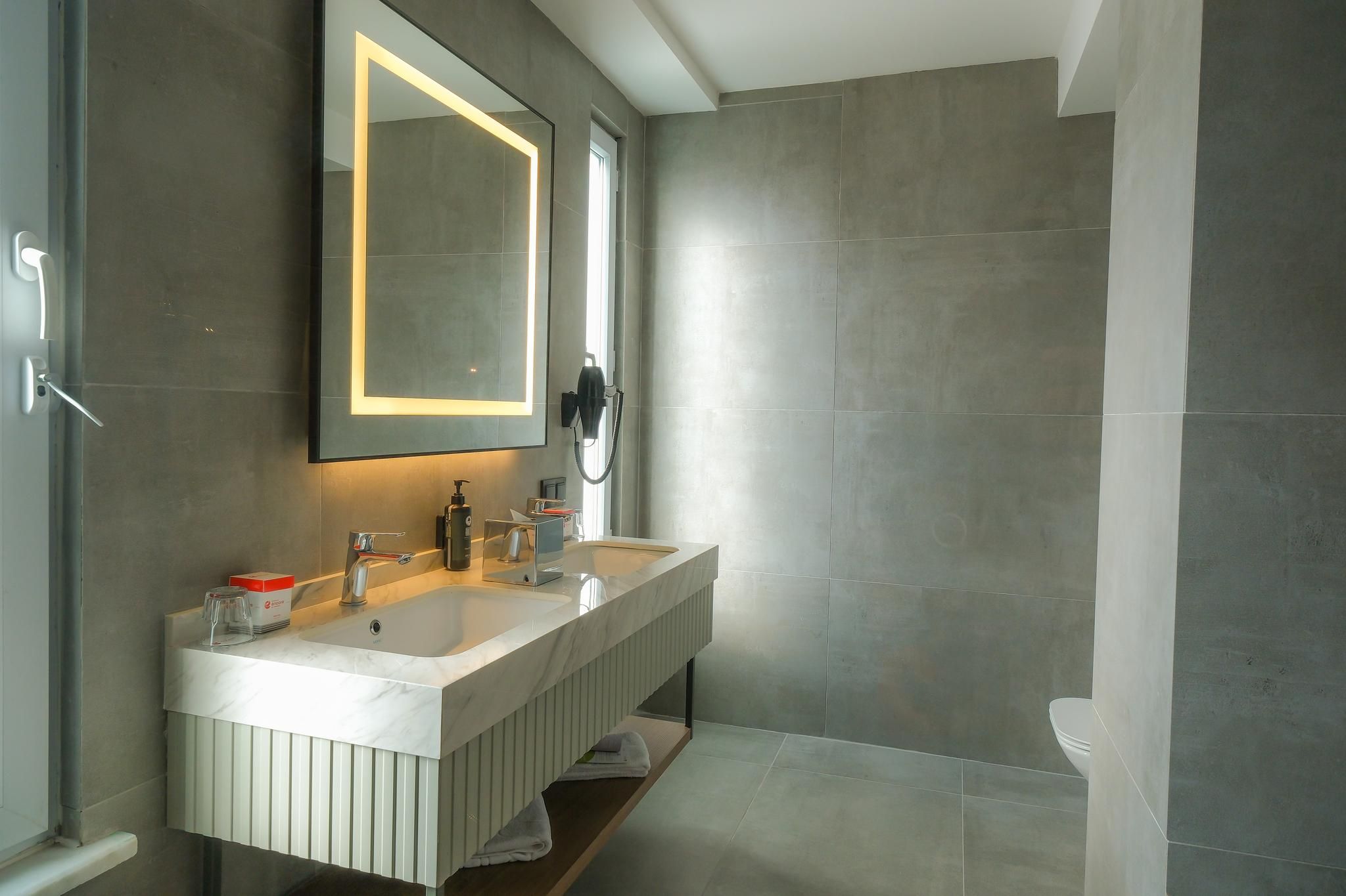 1 King Bed, Junior Suite, City View