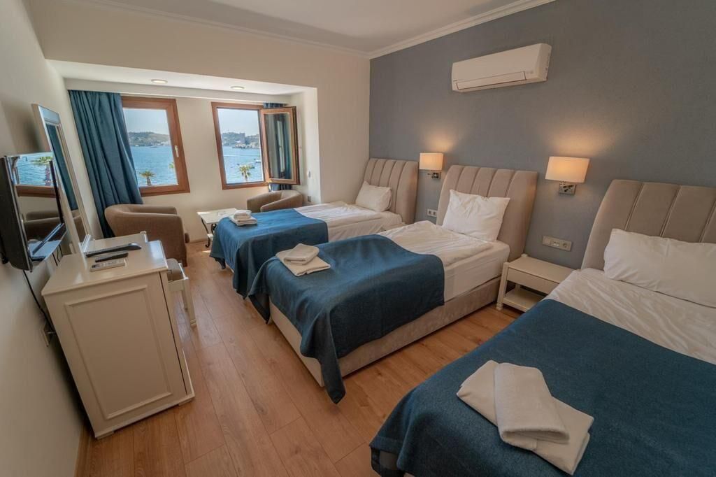 Standard Triple Room with Sea View