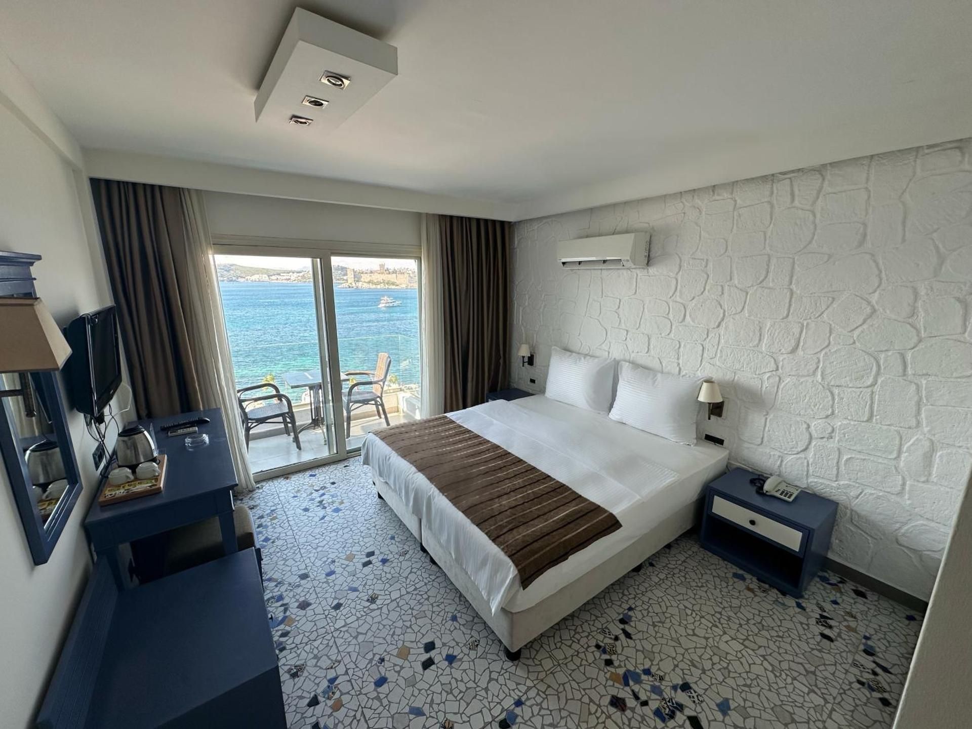 Deluxe Double Room with Balcony and Sea View