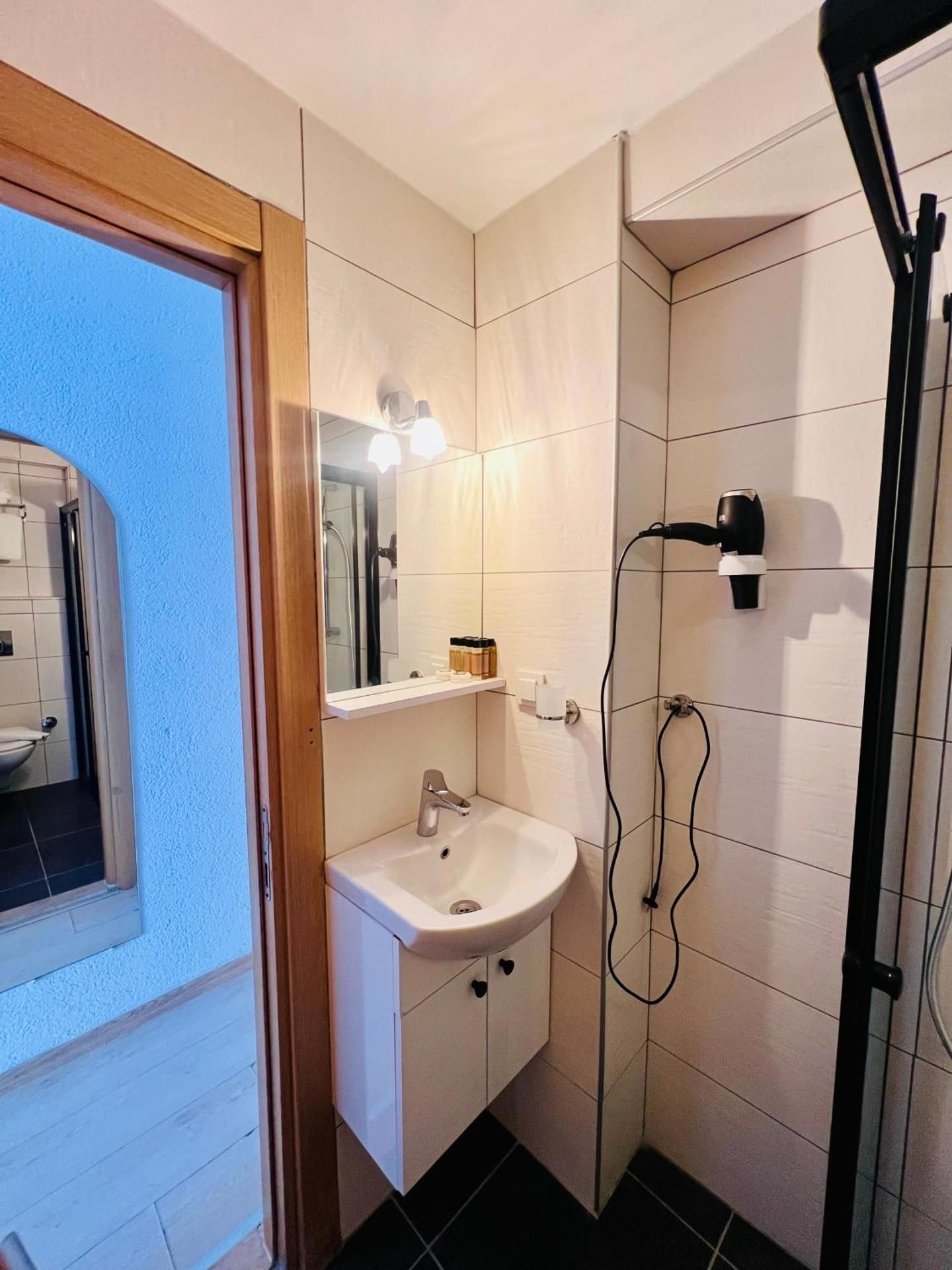 Mia Hill Suites Double Room 3