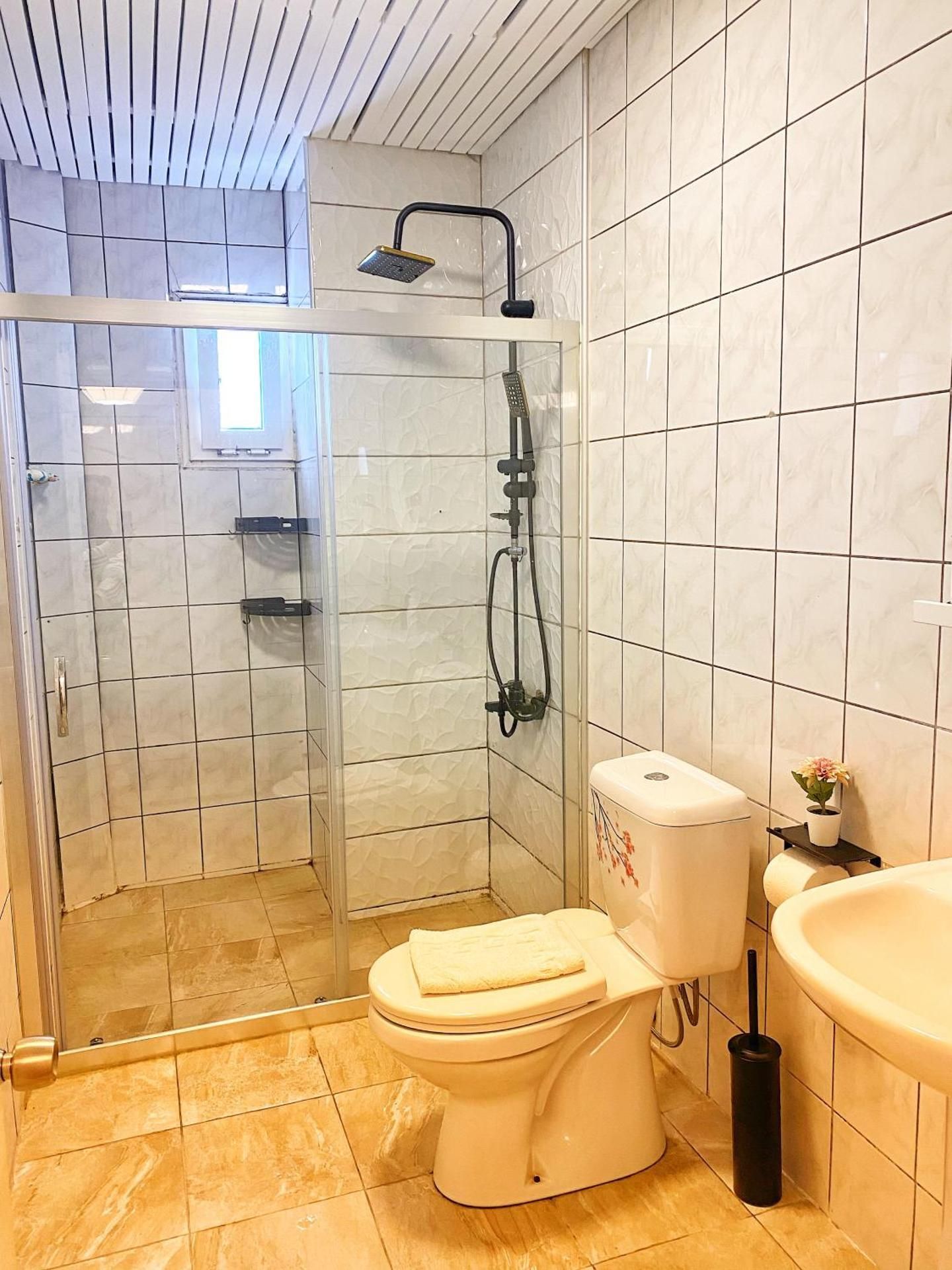 Family Room (5 Adults)