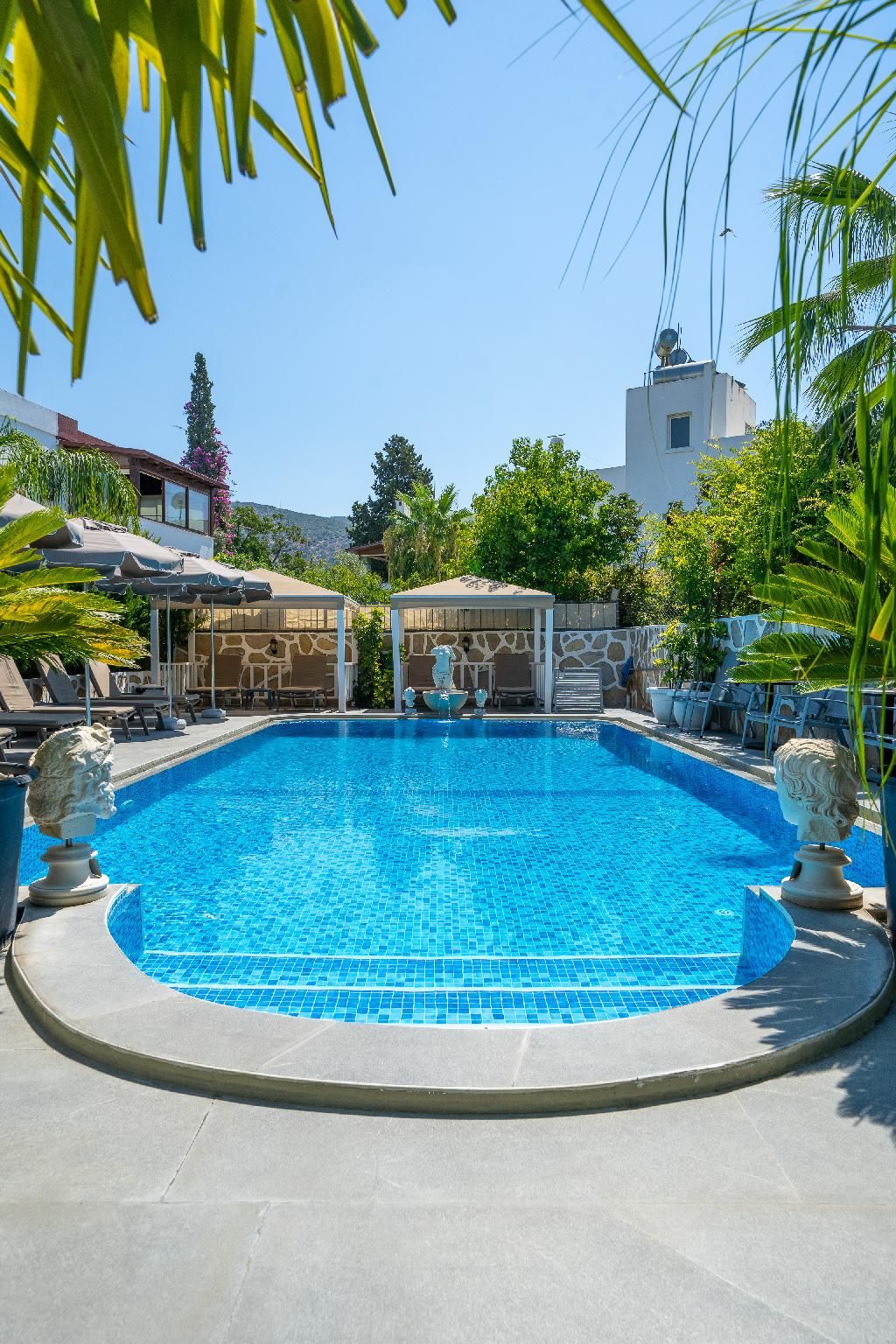 swimming pool [outdoor]