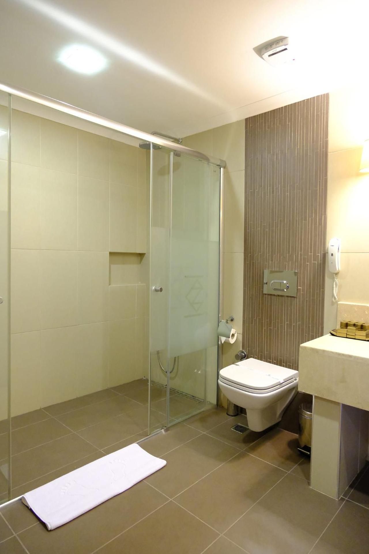 Azka Hotel Deluxe Double or Twin Room 3