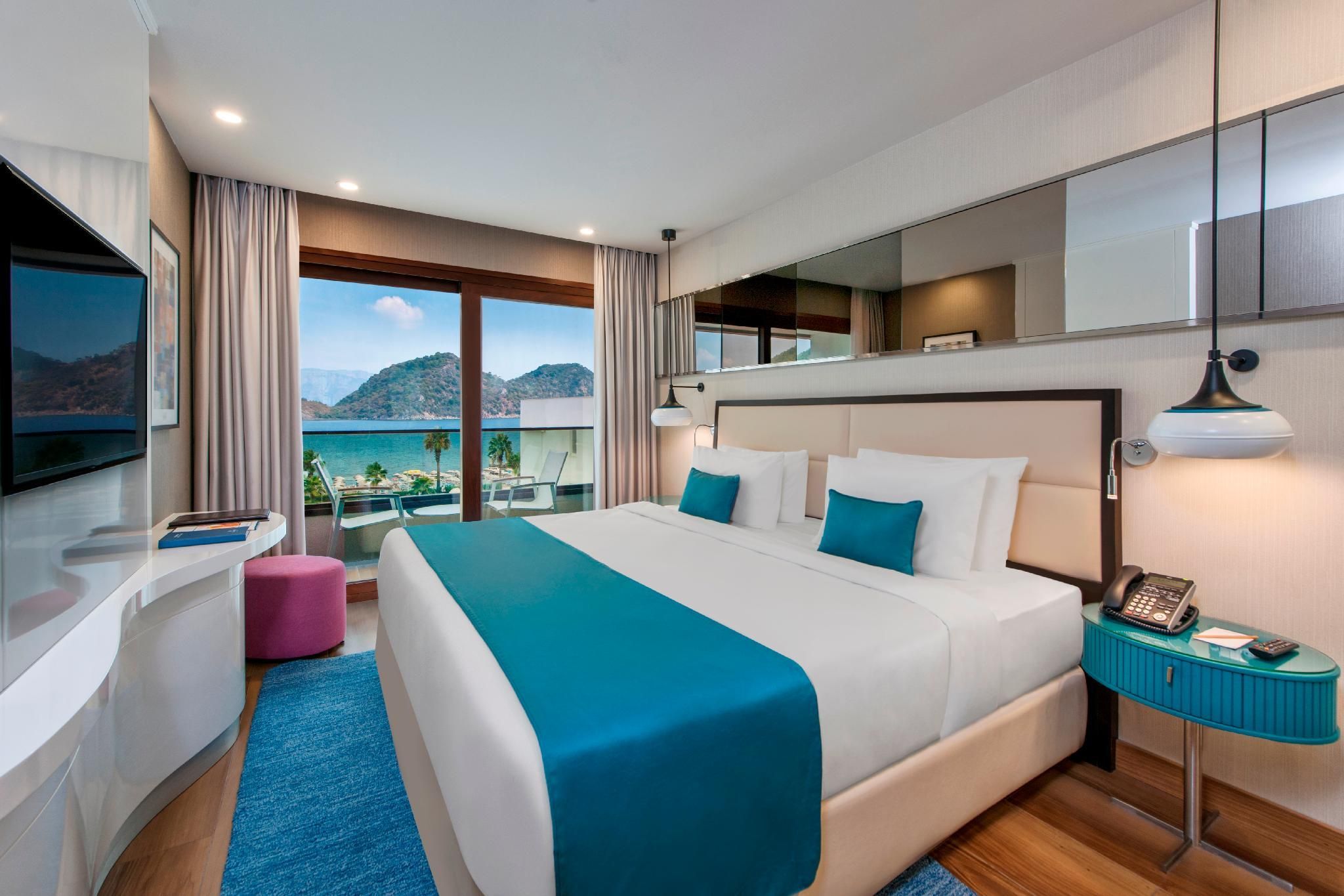 Deluxe - 1 King Bed